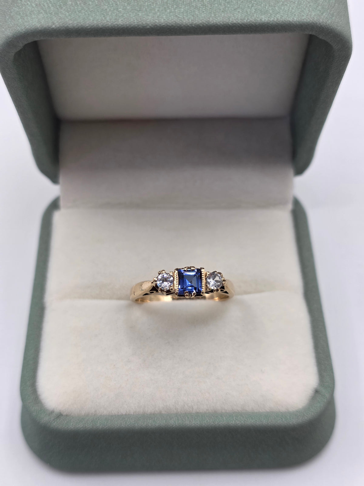 9ct gold synthetic sapphire ring