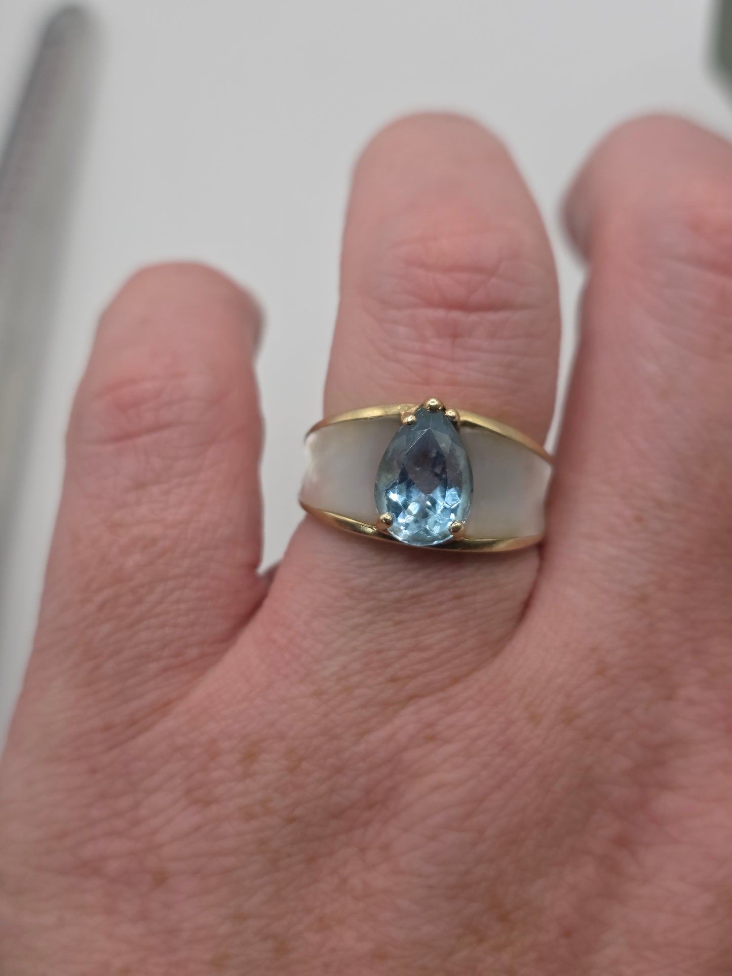 9ct gold mother of pearl and topaz ring