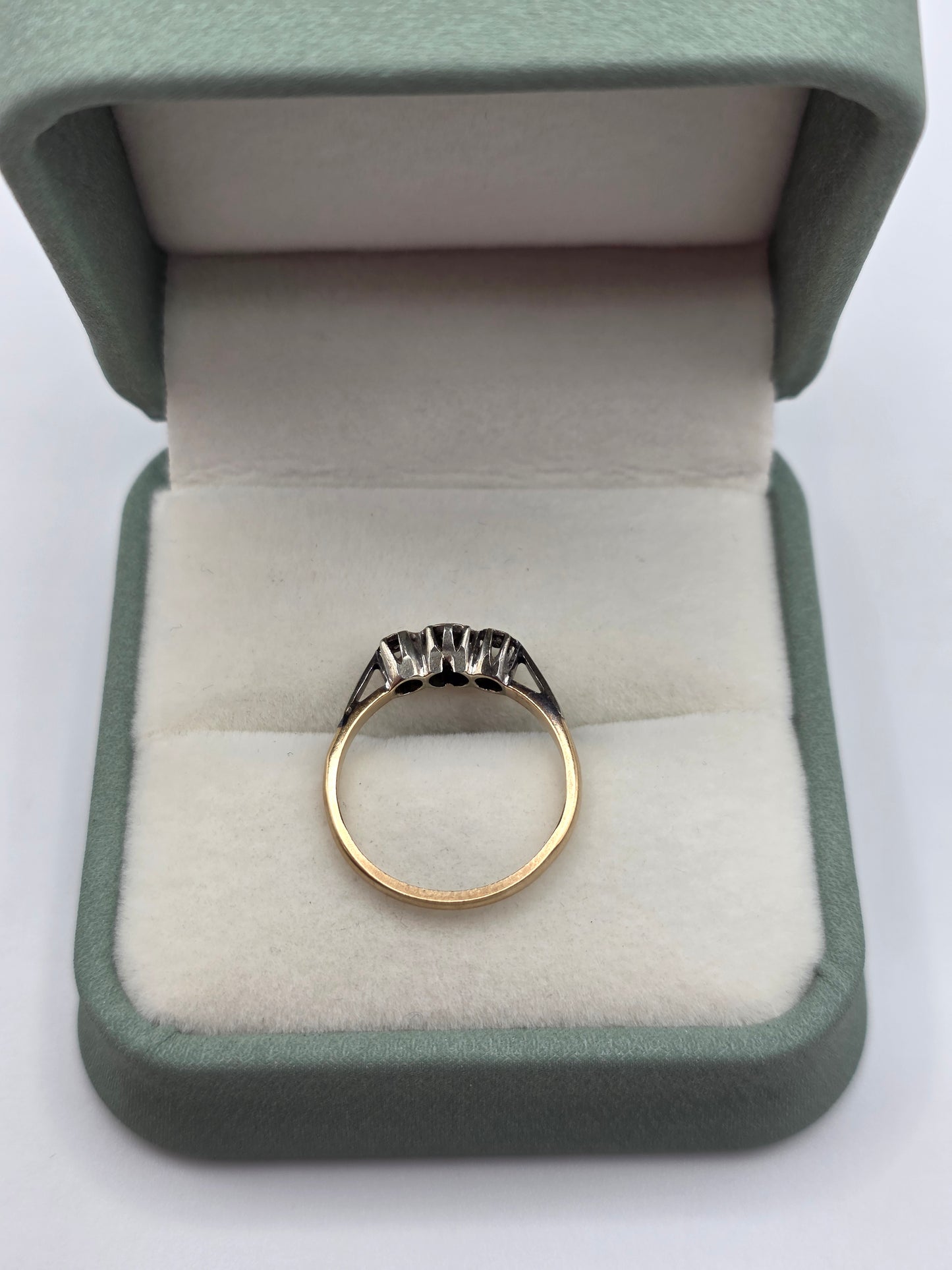 Vintage 9ct gold and platinum diamond ring