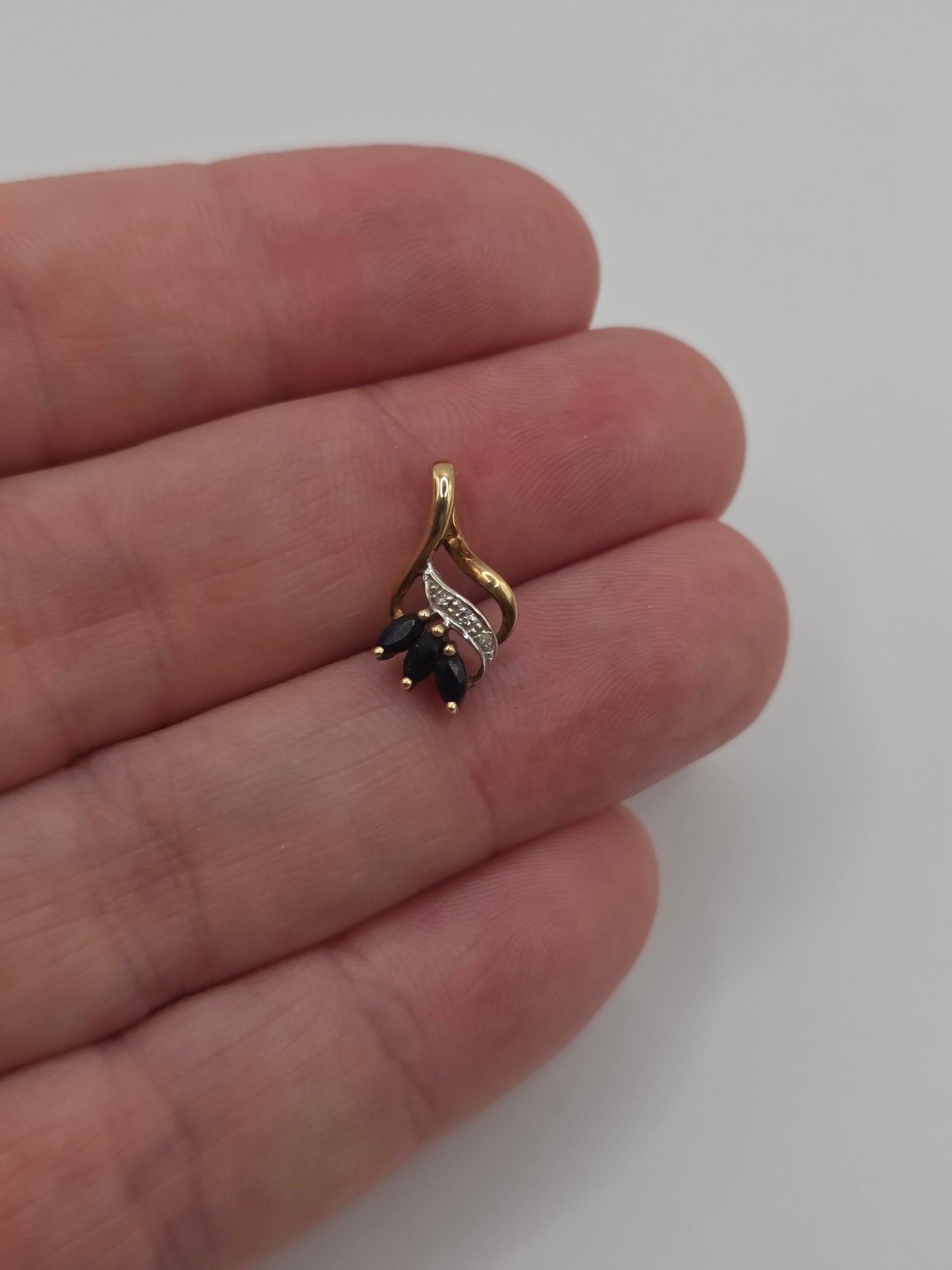 9ct gold sapphire and diamond pendant