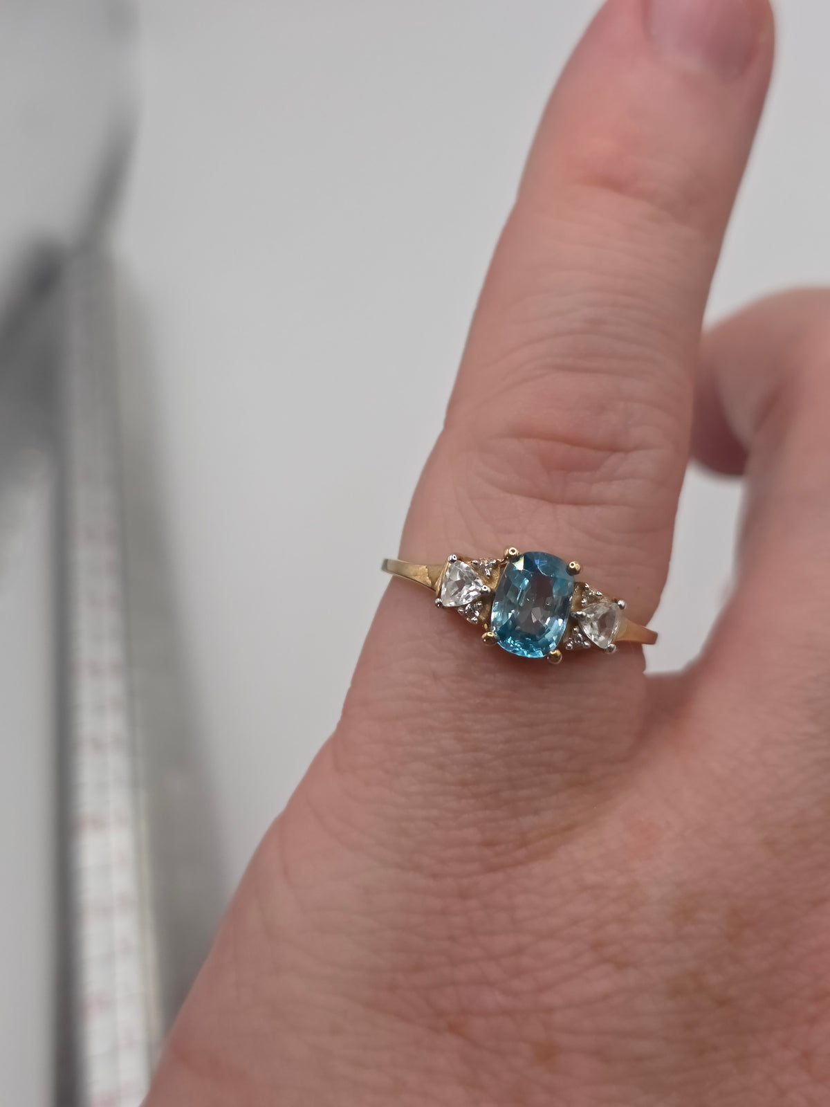 9ct gold zircon ring