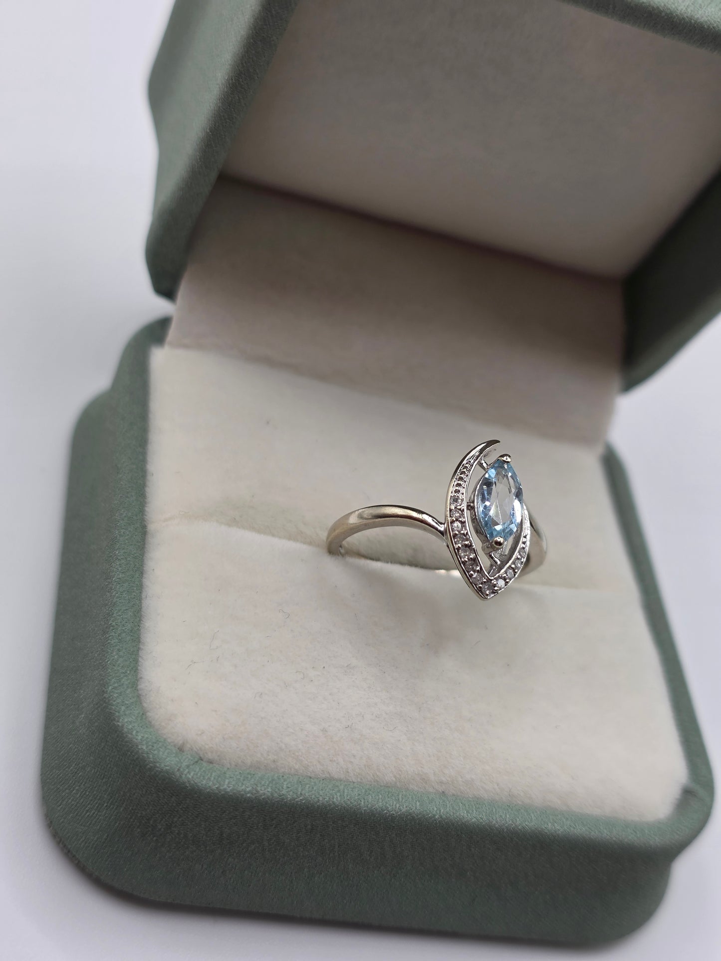9ct white gold aquamarine and diamond ring