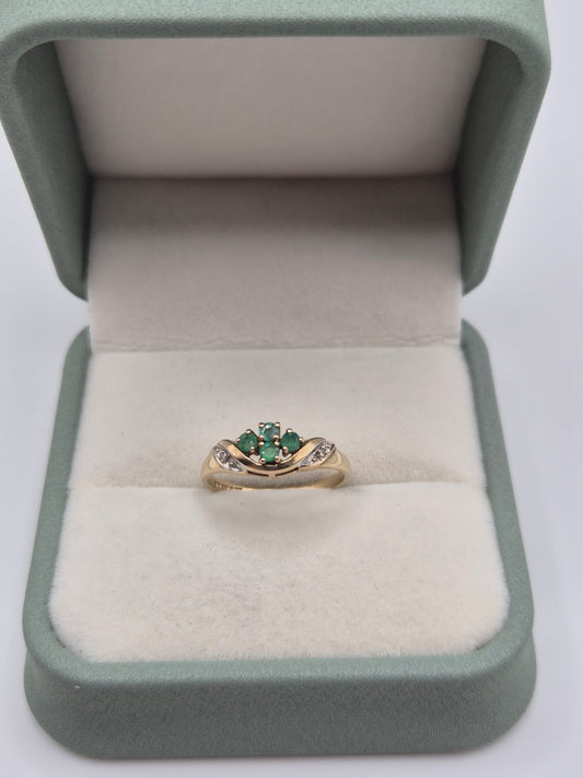 9ct gold emerald and diamond ring