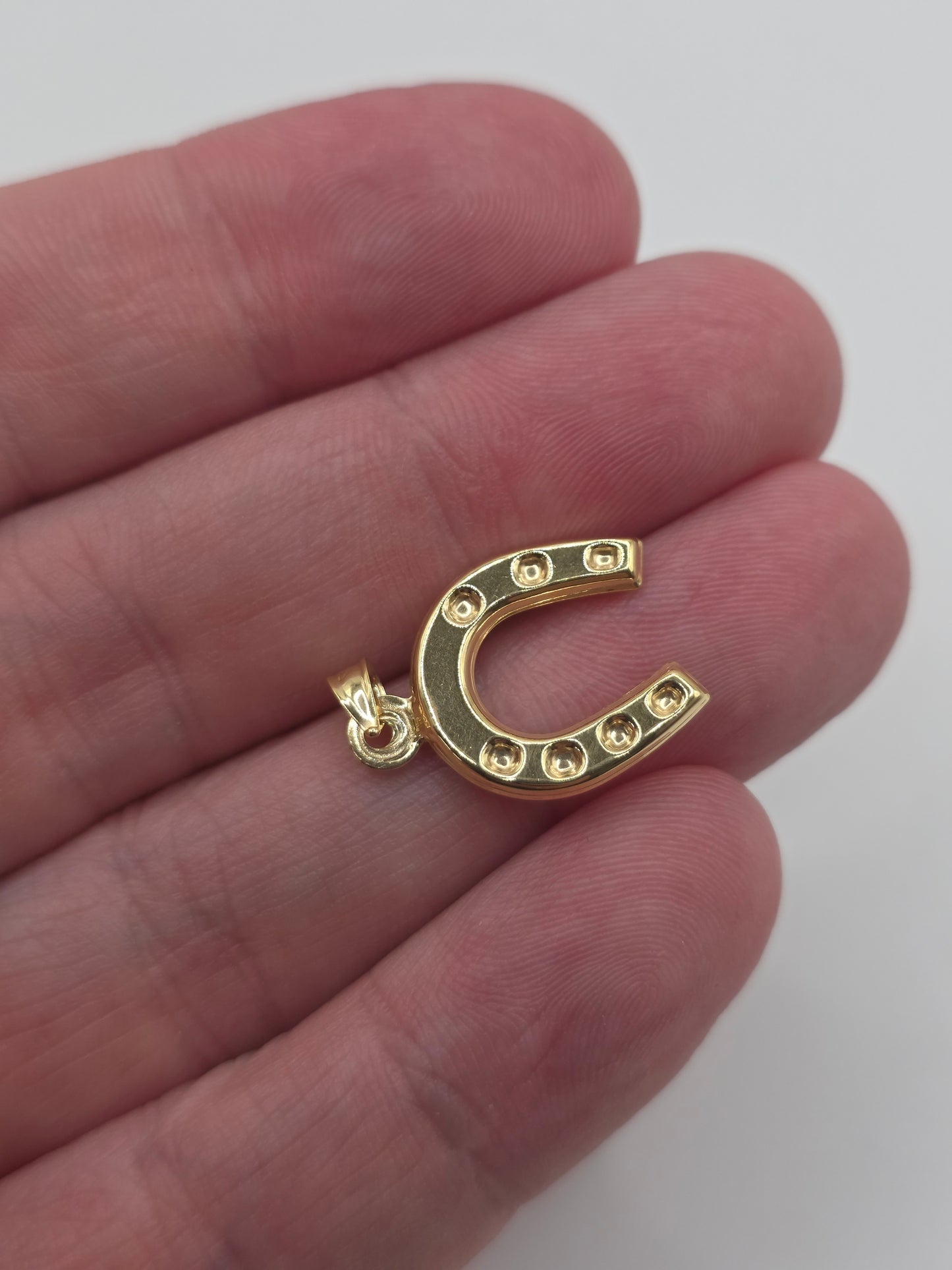 9ct gold horse shoe pendant