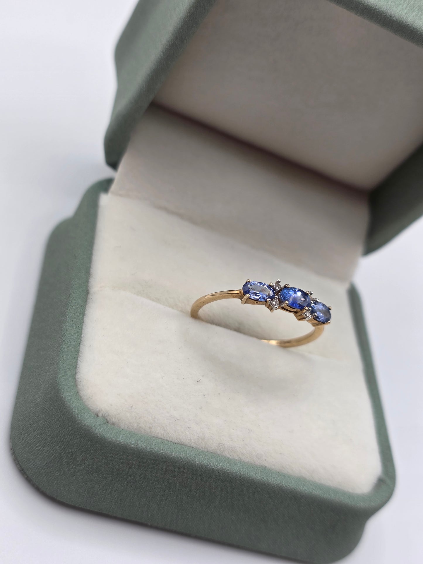 9ct gold sapphire and diamond ring