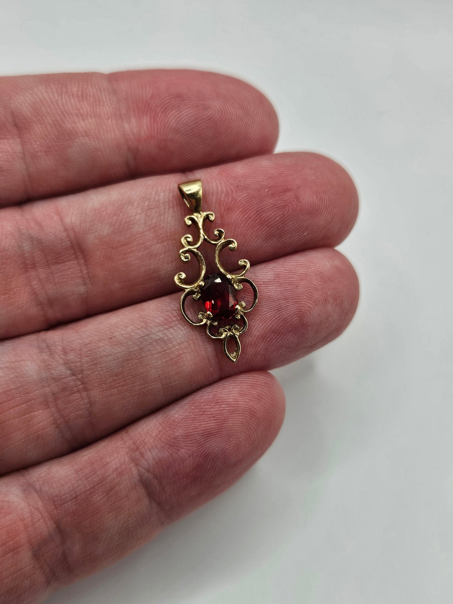 9ct gold garnet pendant