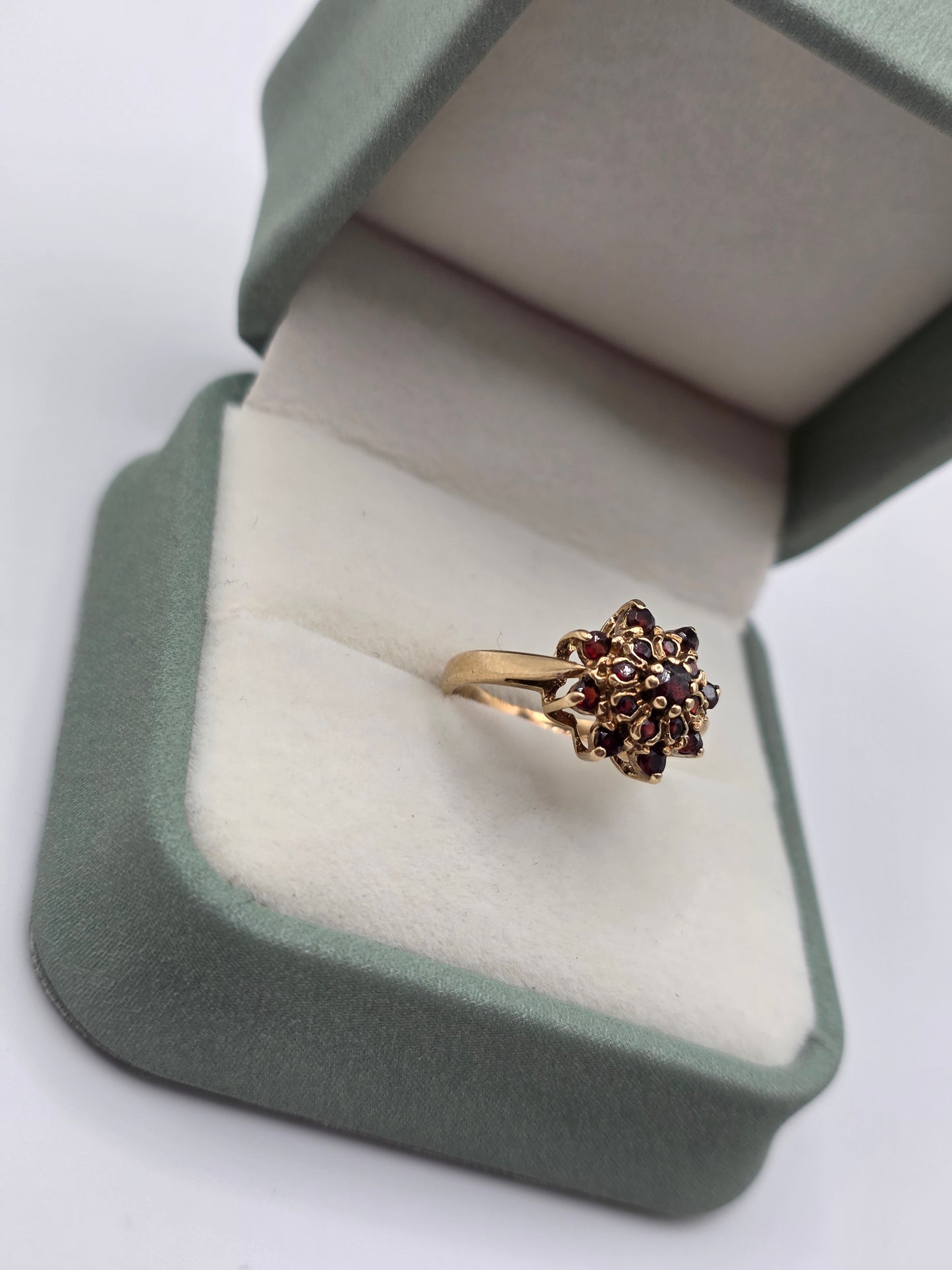 9ct gold garnet ring
