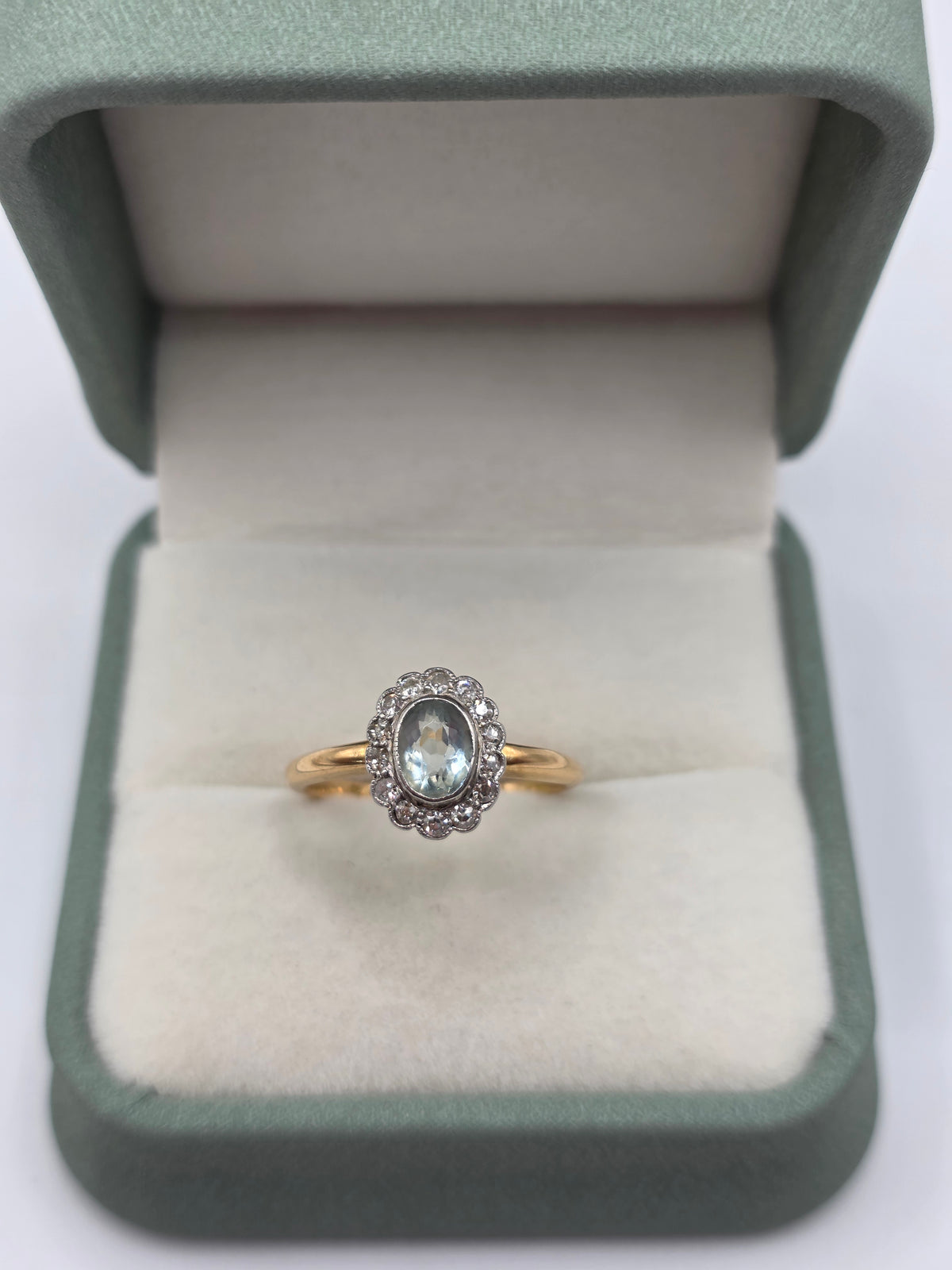 Vibtage 18ct gold aquamarine and diamond ring