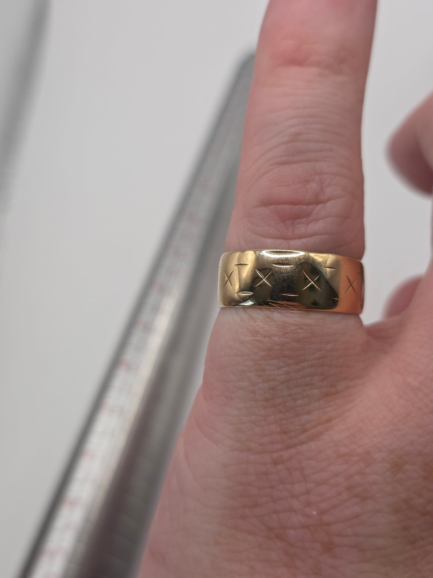 9ct gold patterned band ring
