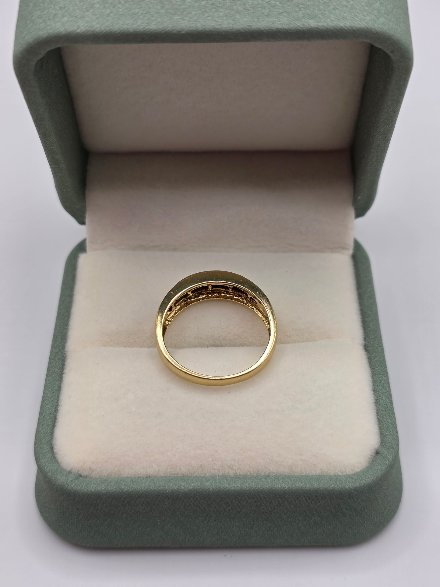 9ct gold sapphire and diamond ring