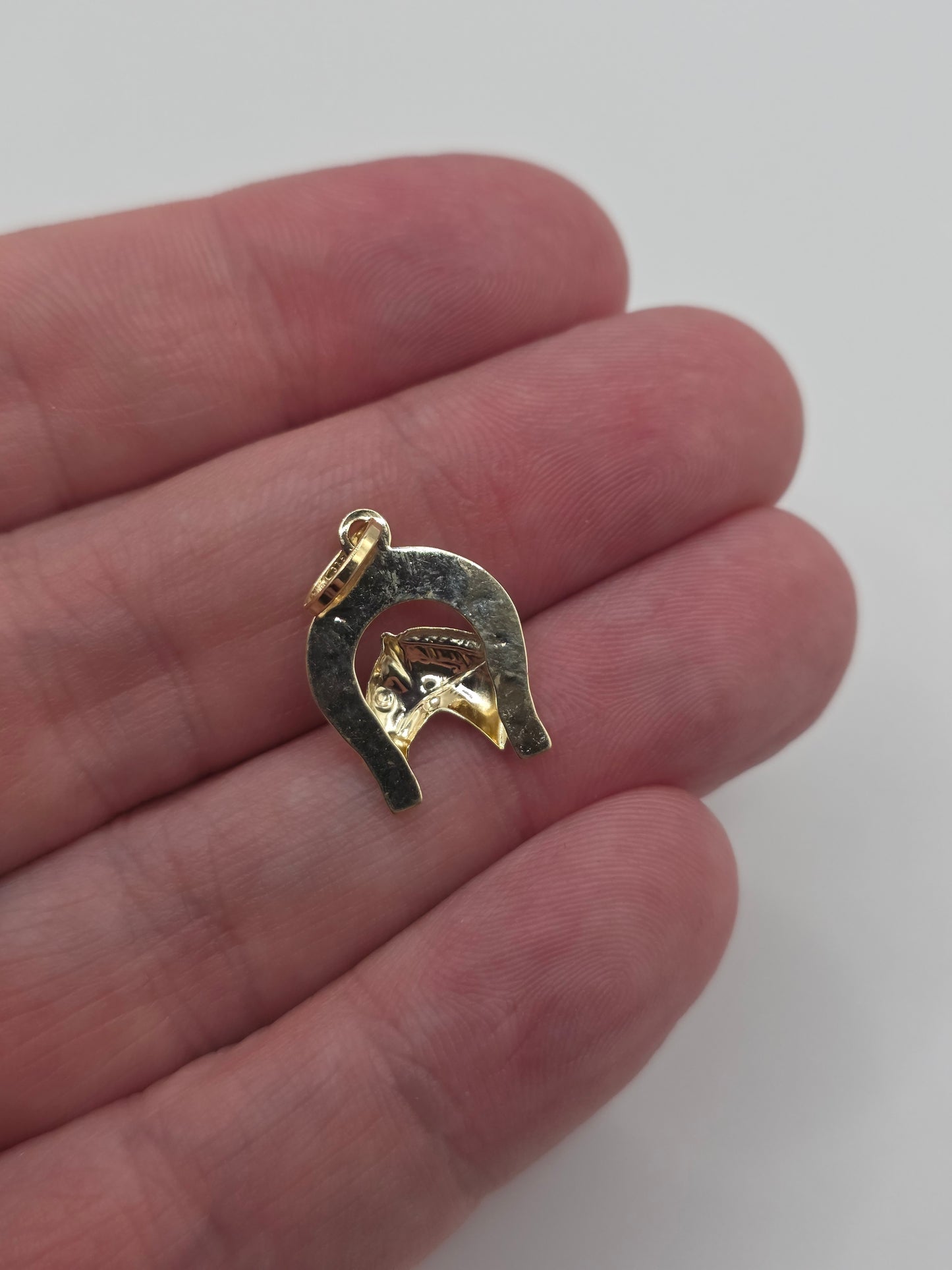 9ct gold horse shoe pendant