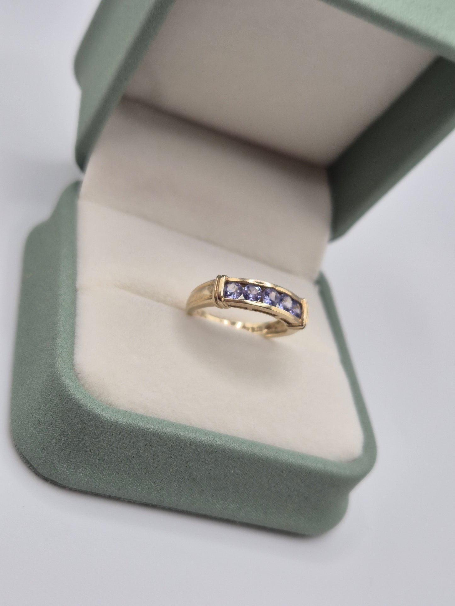 9ct gold tanzanite ring