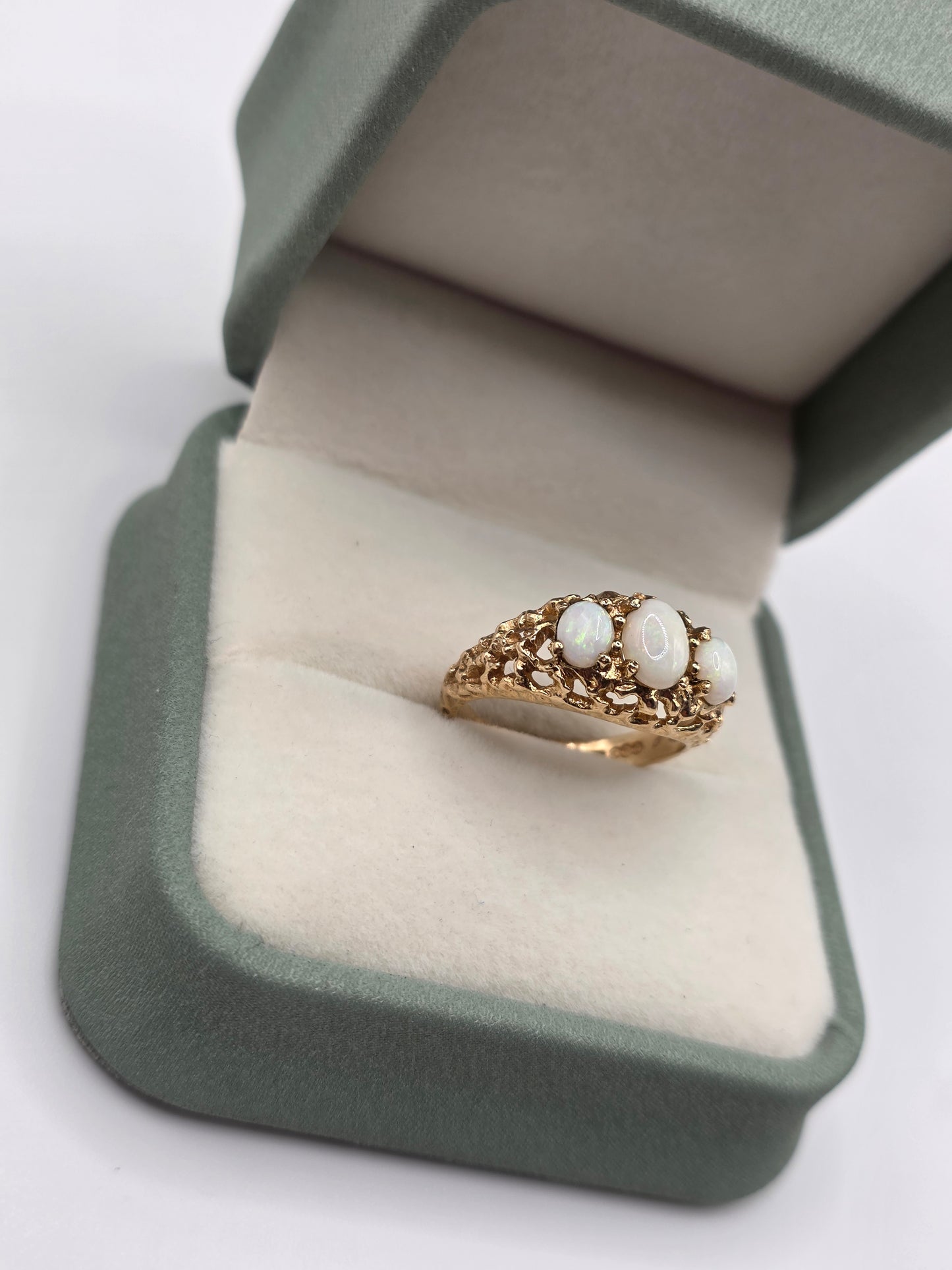 Heavy 9ct gold opal ring