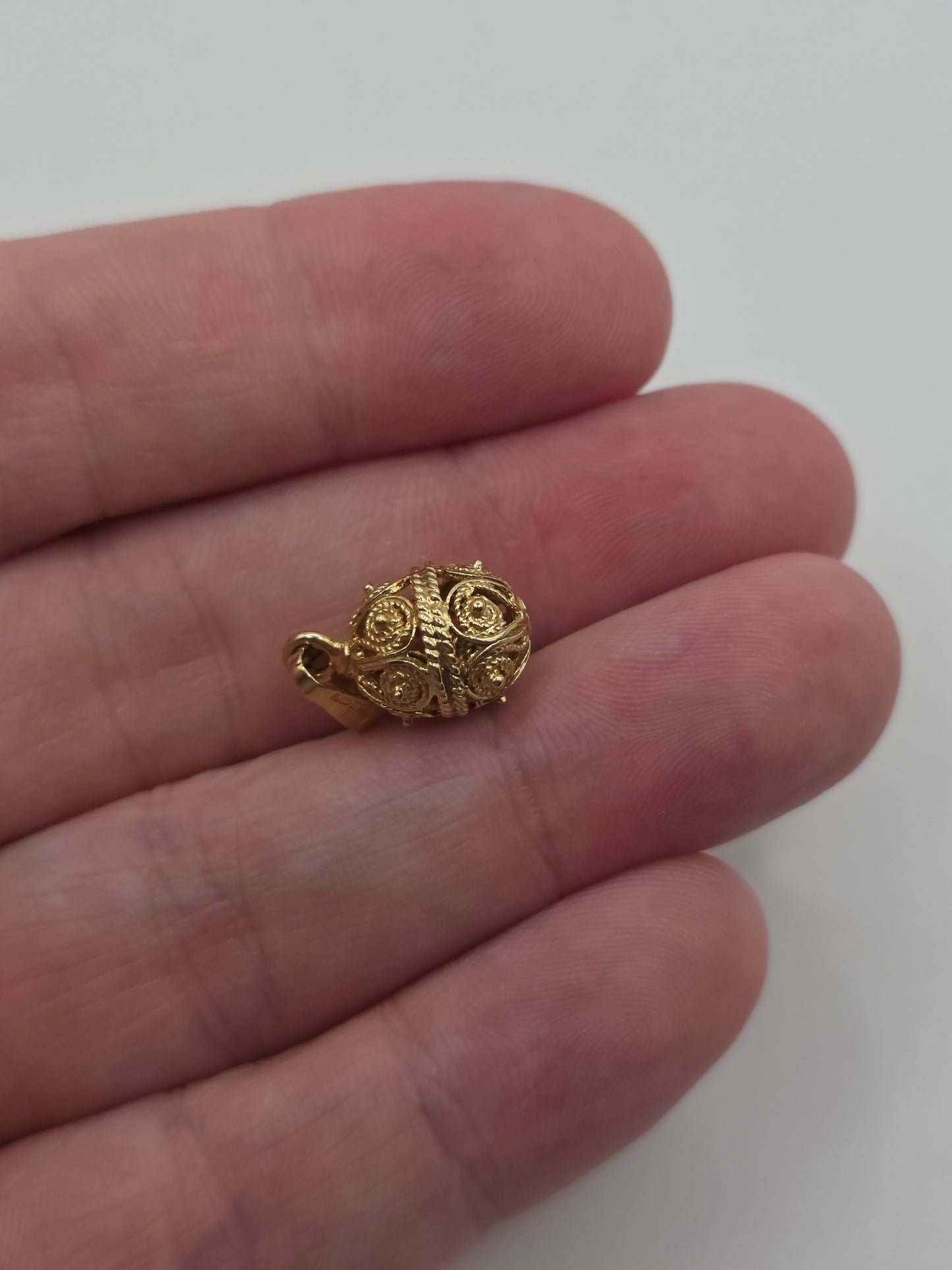 9ct gold filigree sphere pendant