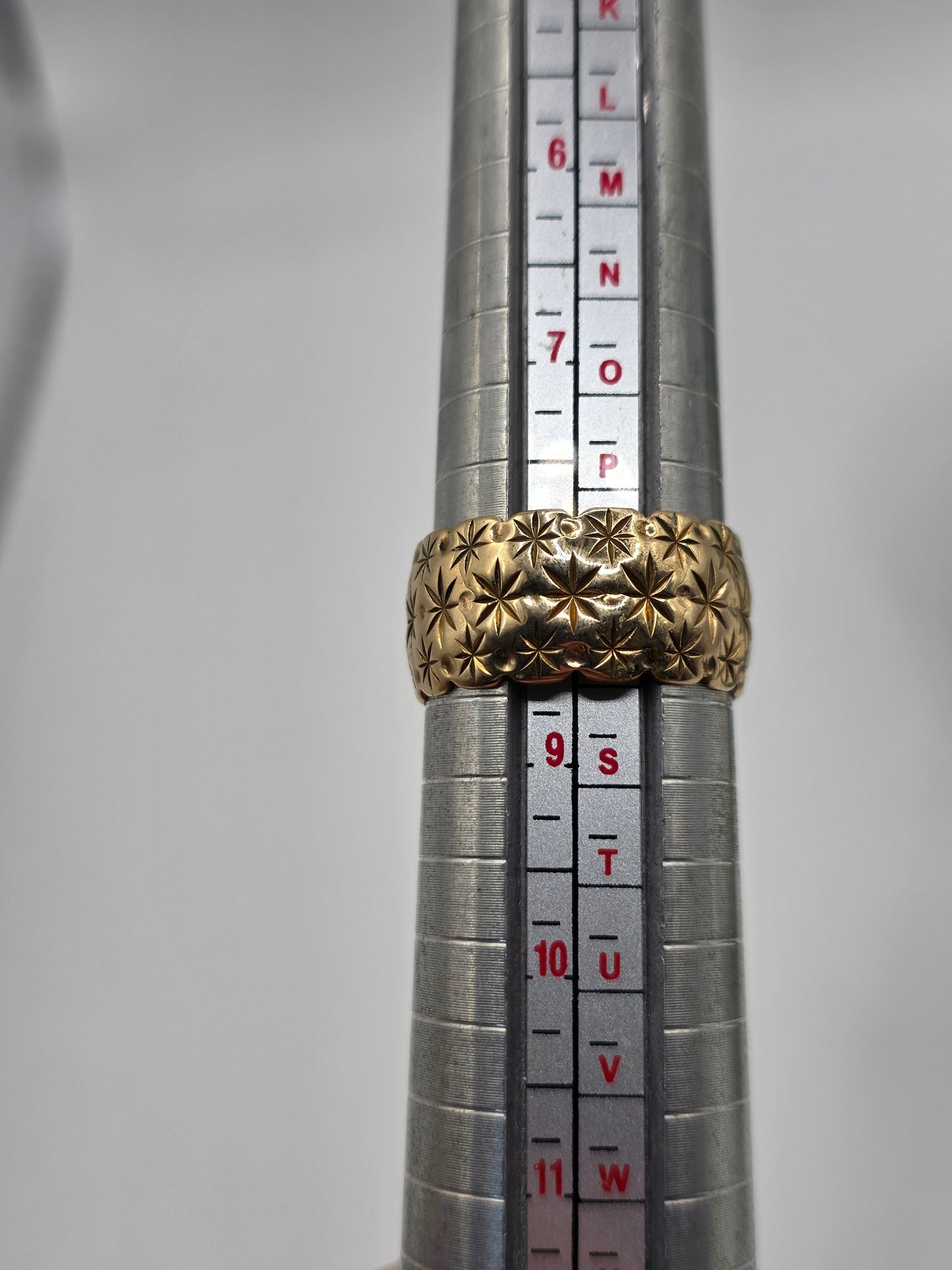 Wide 9ct gold star band ring