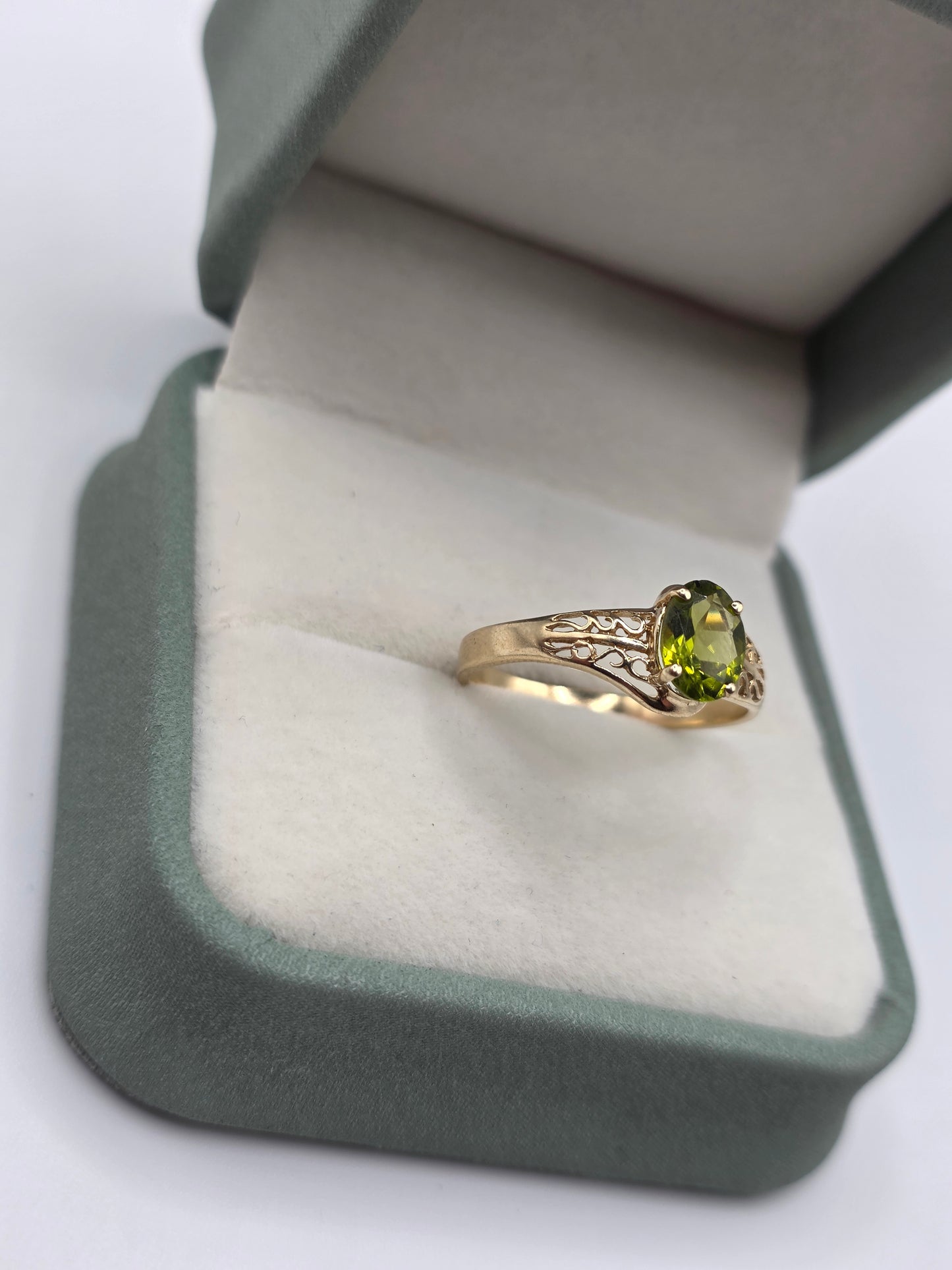 9ct gold peridot ring