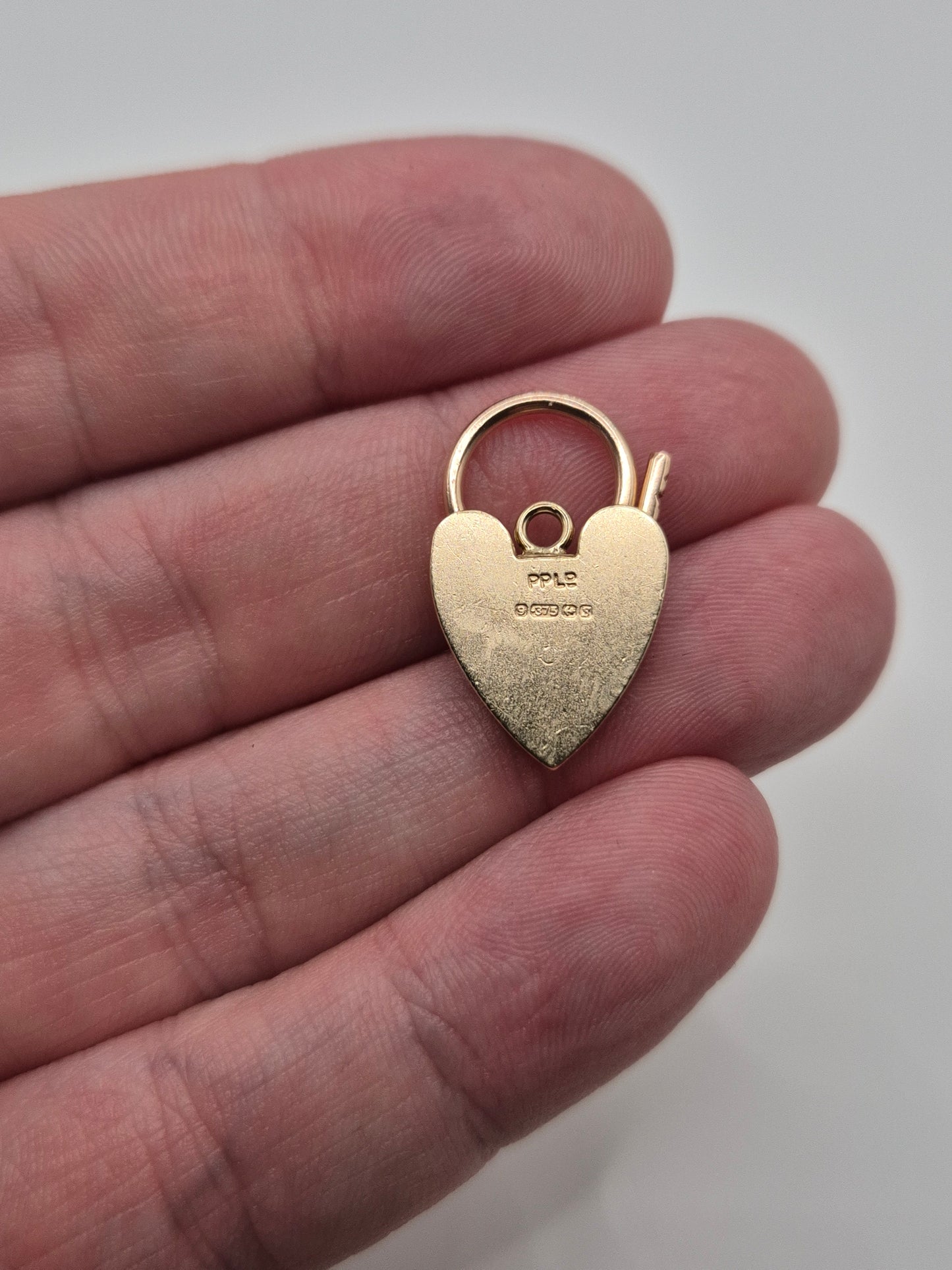 9ct gold padlock (22)