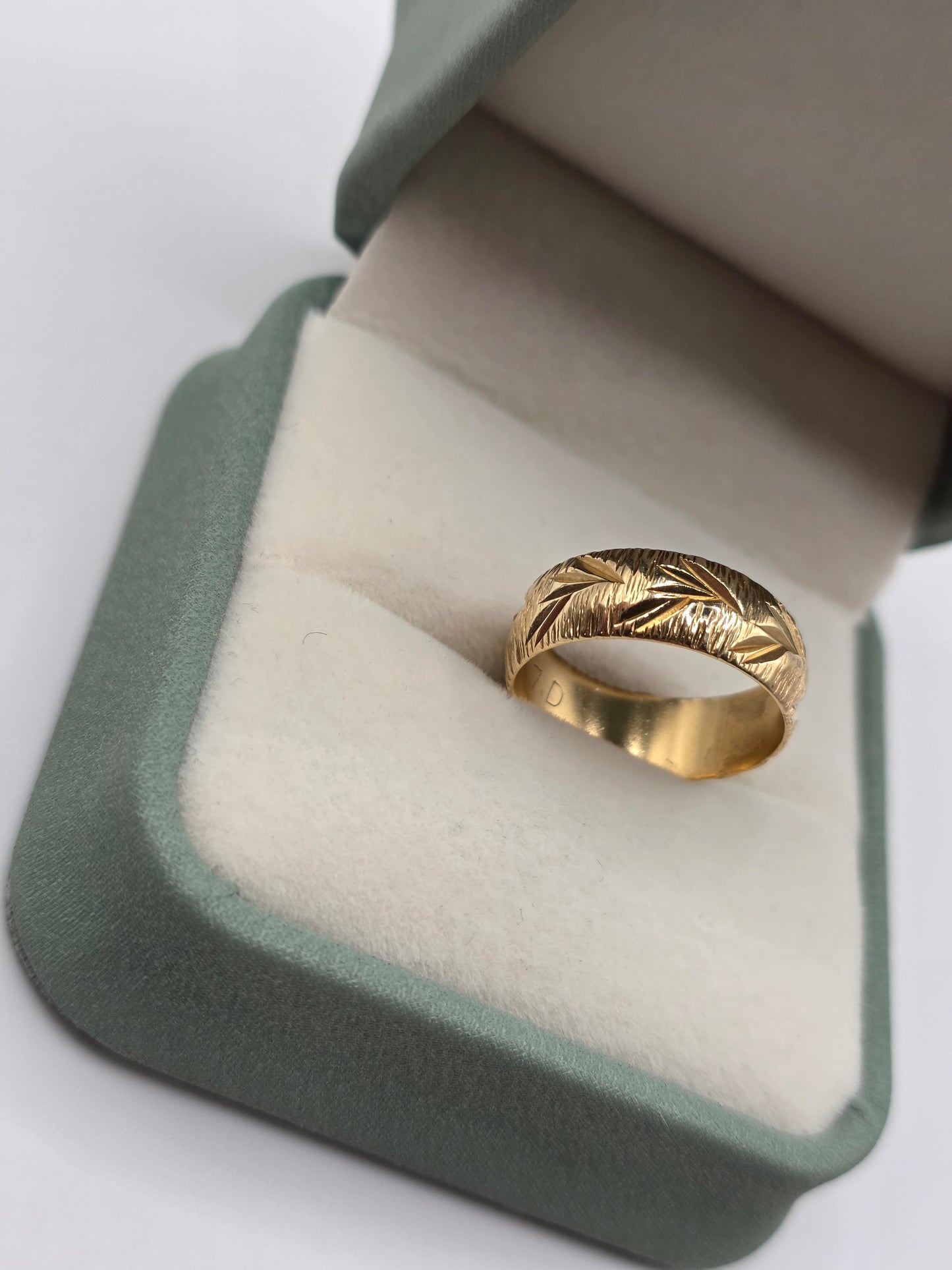 9ct gold patterned band ring