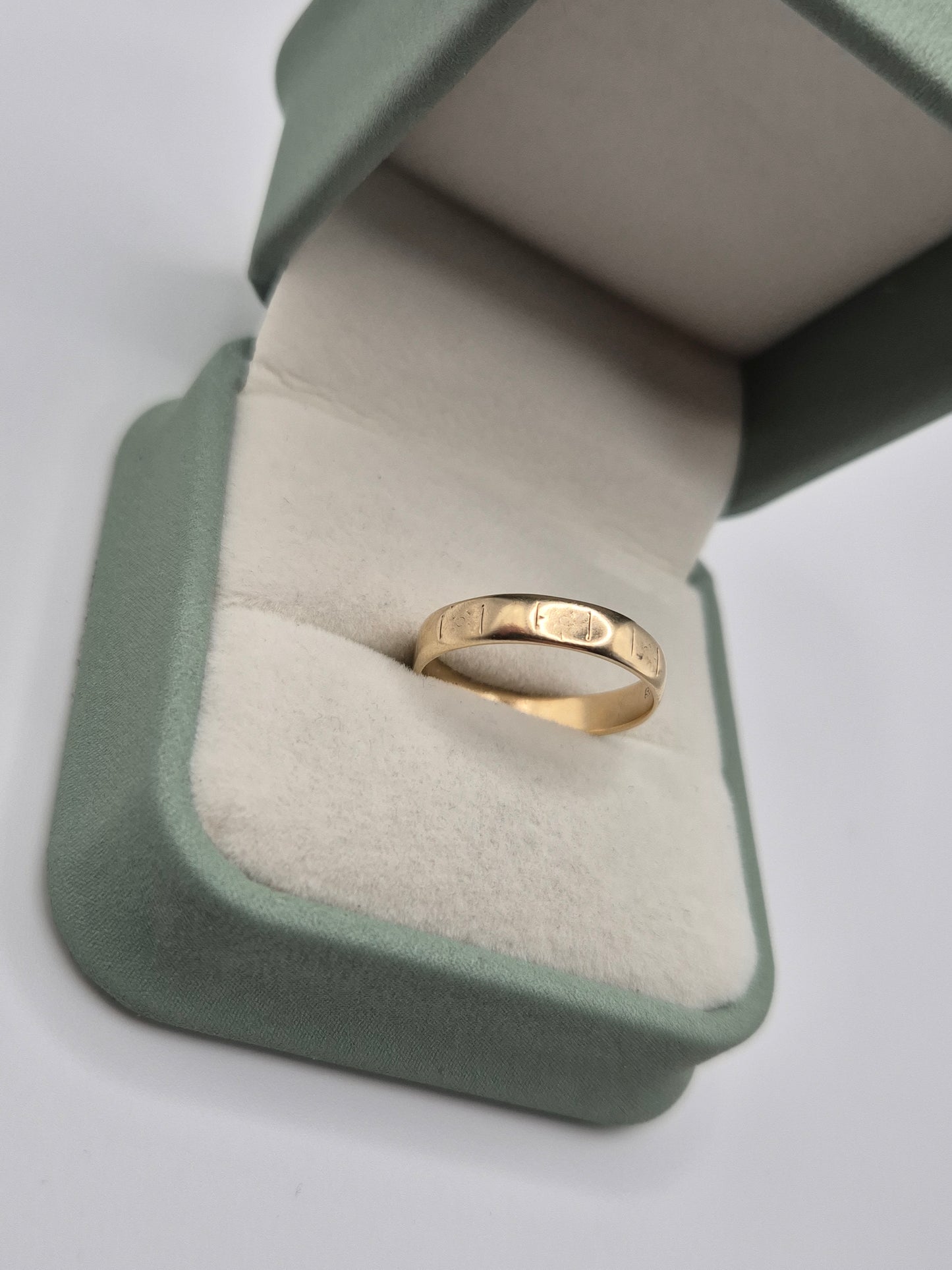 9ct gold patterned band ring