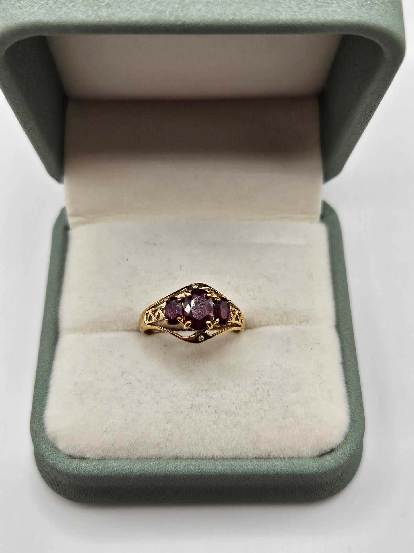 9ct gold garnet ring