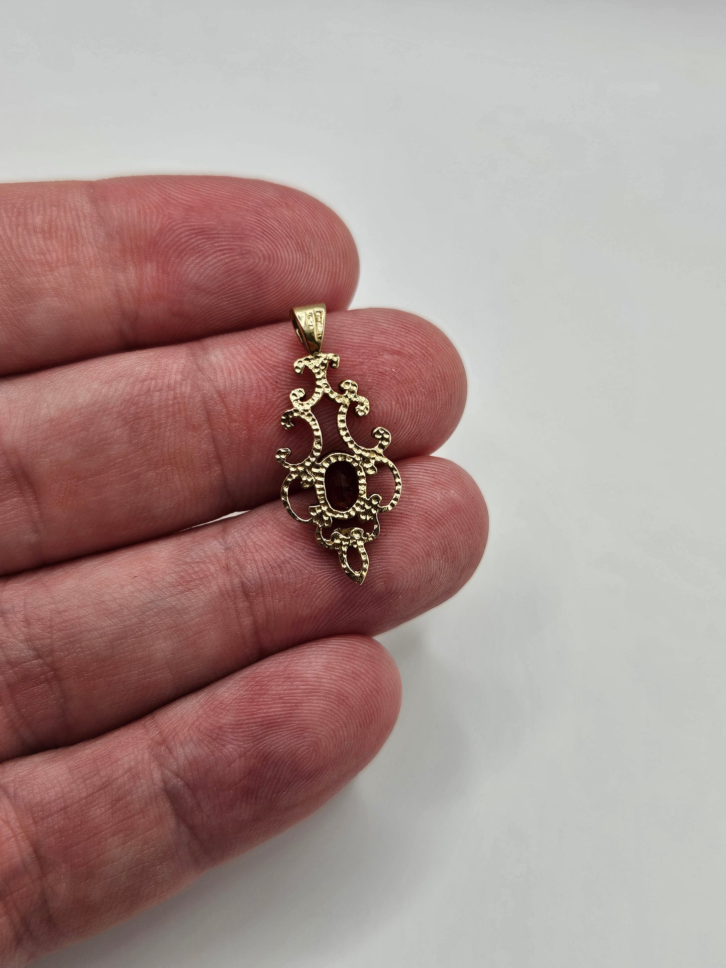 9ct gold garnet pendant