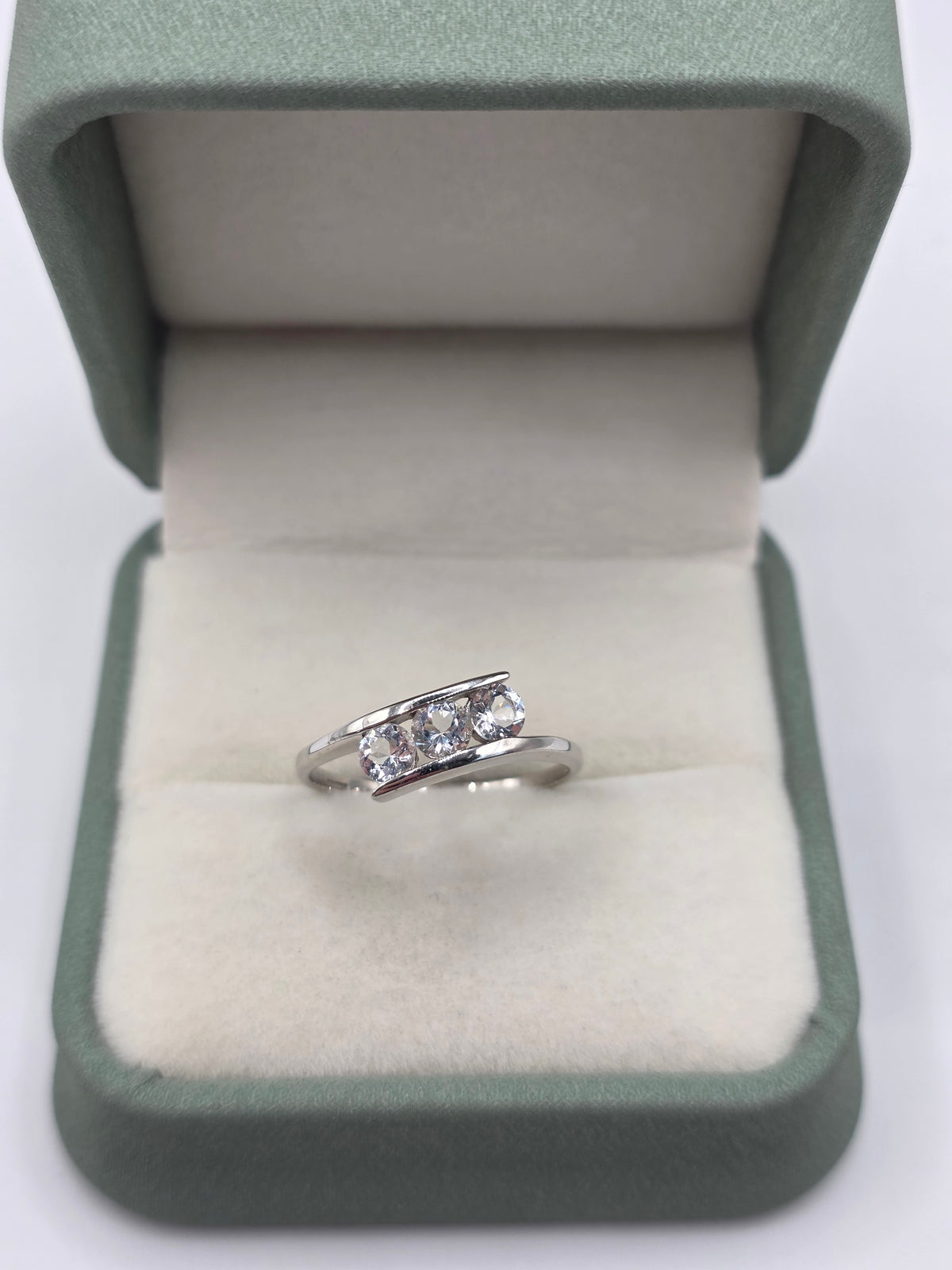 9ct white gold cz ring