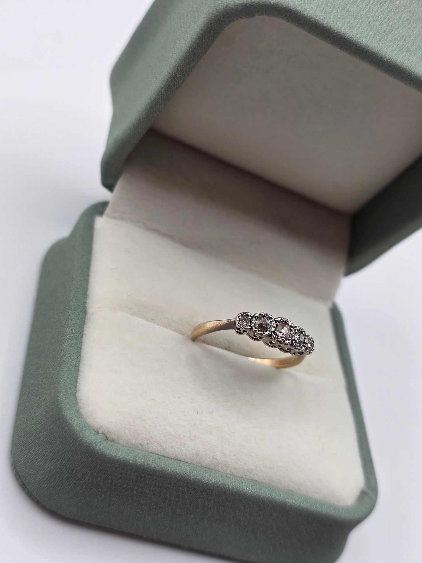 Vintage 9ct gold and platinum diamond ring