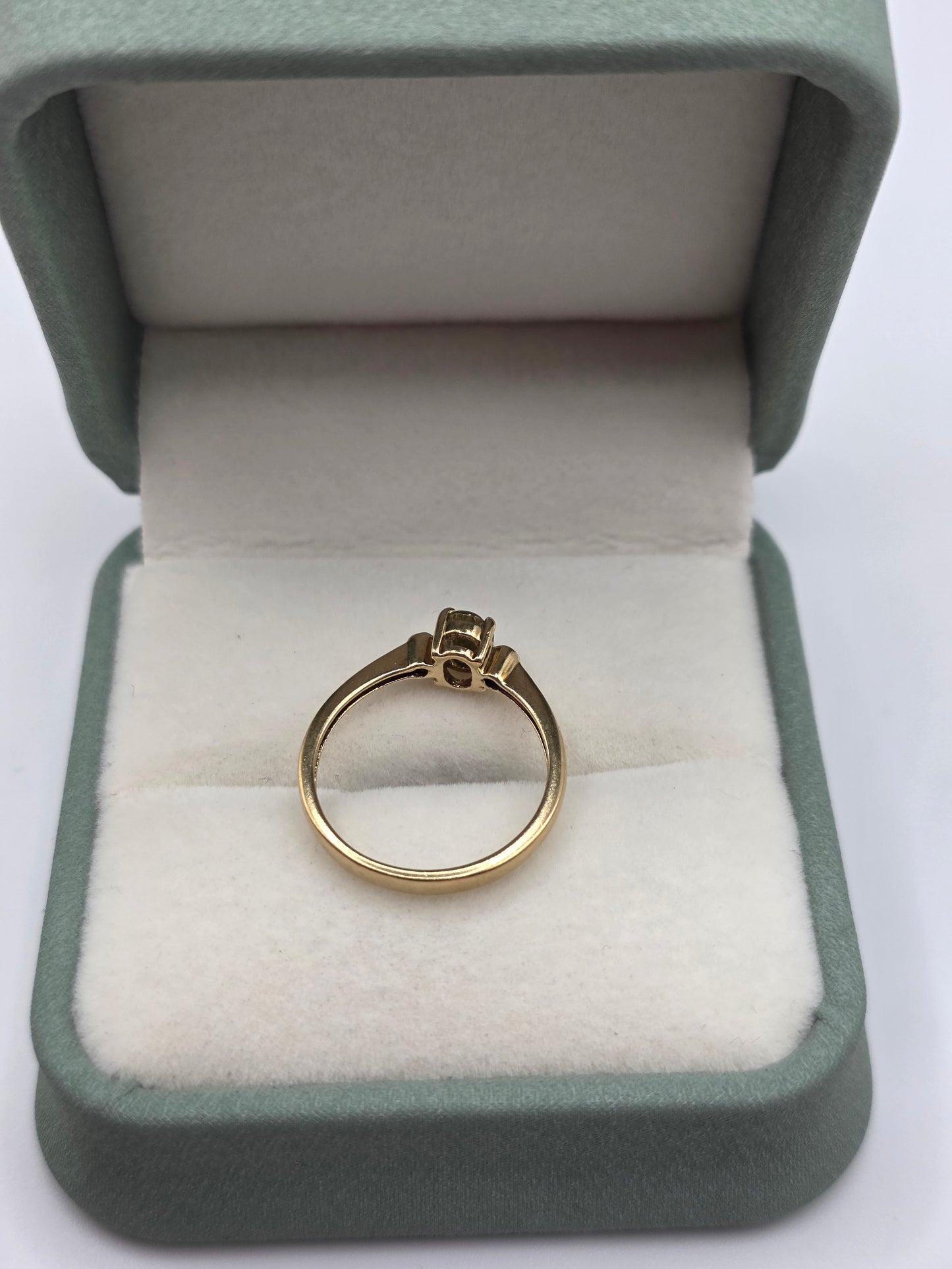 9ct gold peridot ring