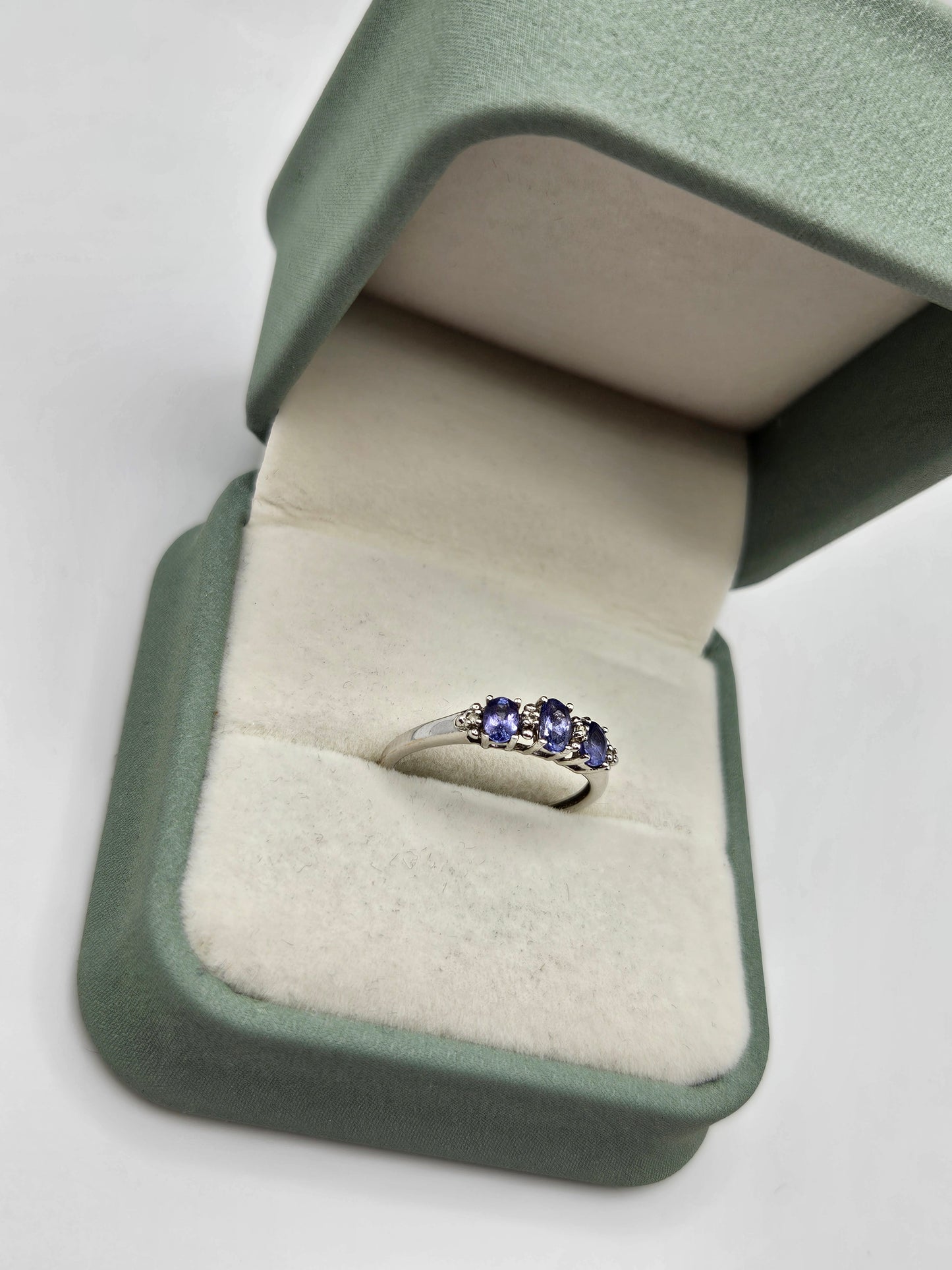 9ct white gold tanzanite ring