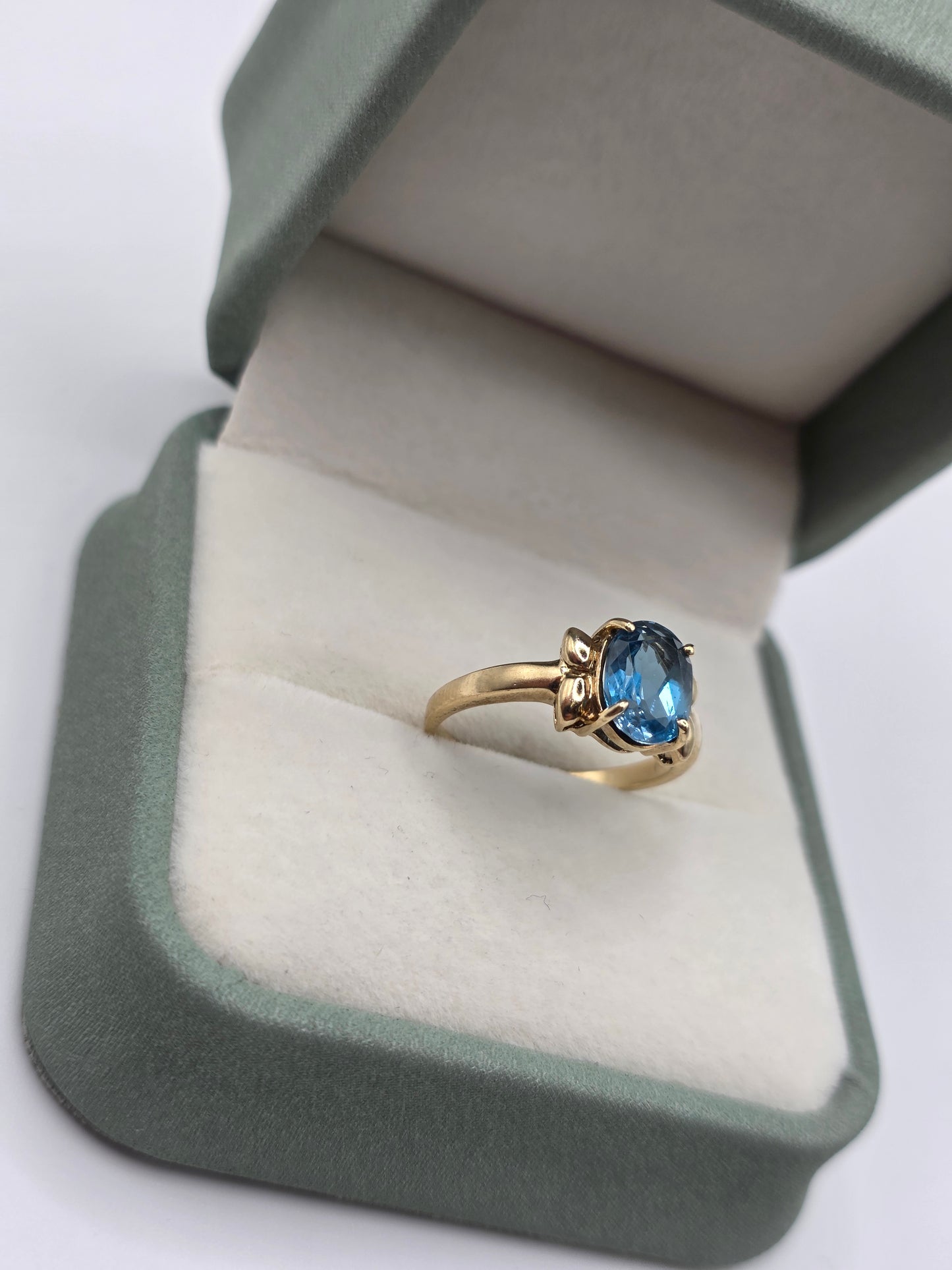 9ct gold topaz ring