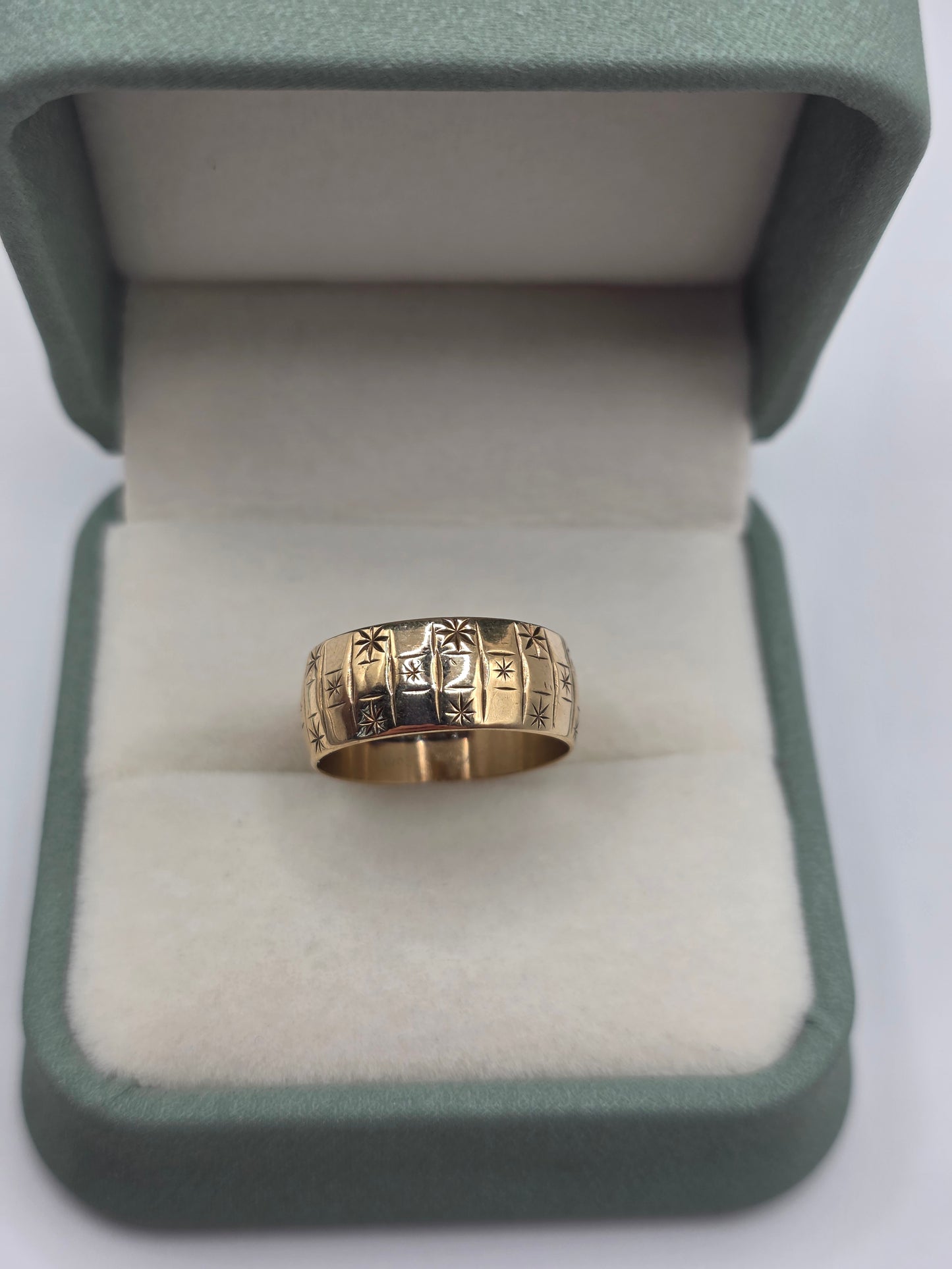 9ct gold star patterned band ring