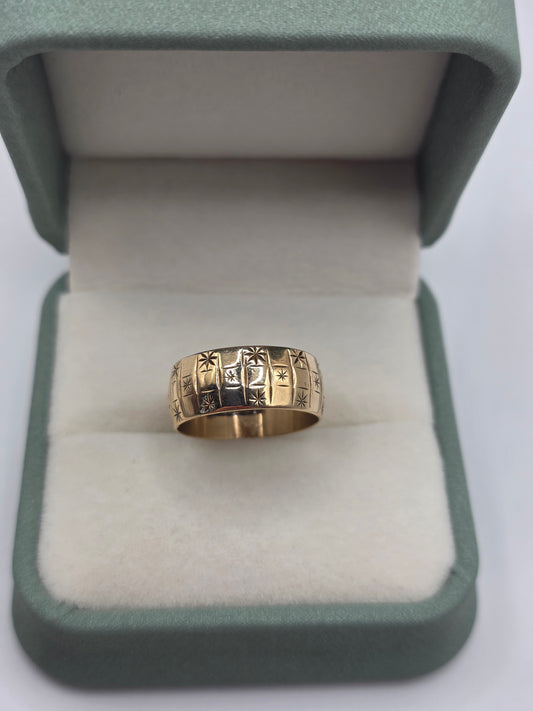 9ct gold star patterned band ring