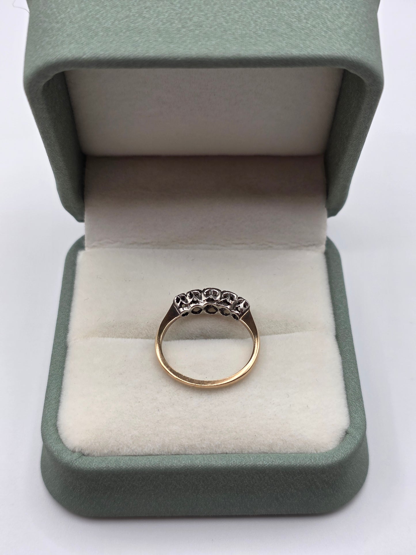 Vintage 9ct gold and platinum diamond ring