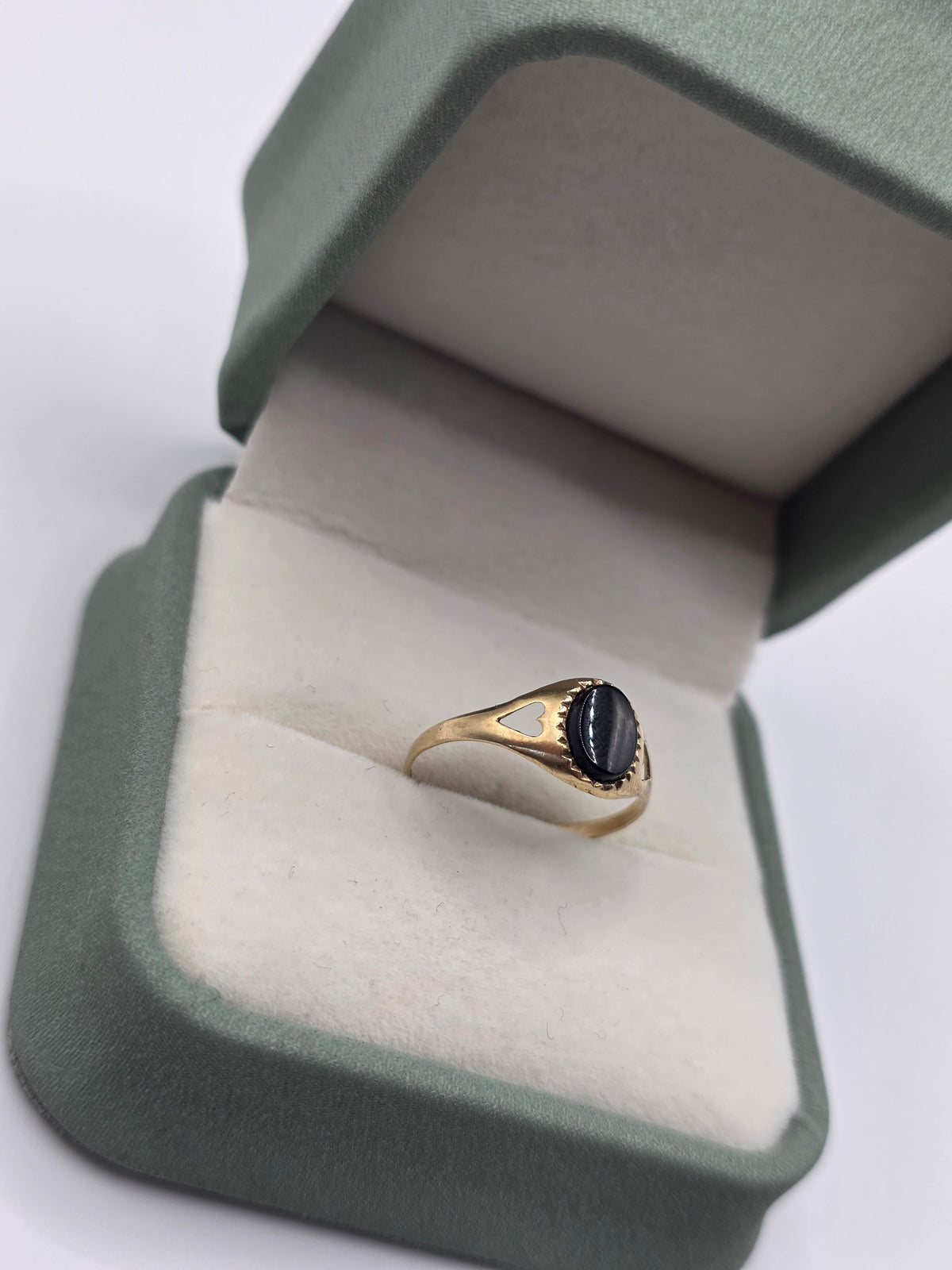9ct gold onyx ring