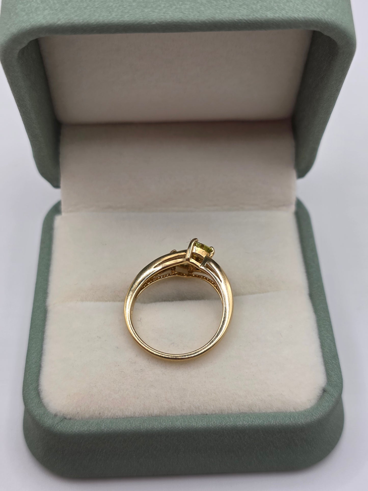 9ct gold peridot and diamond ring
