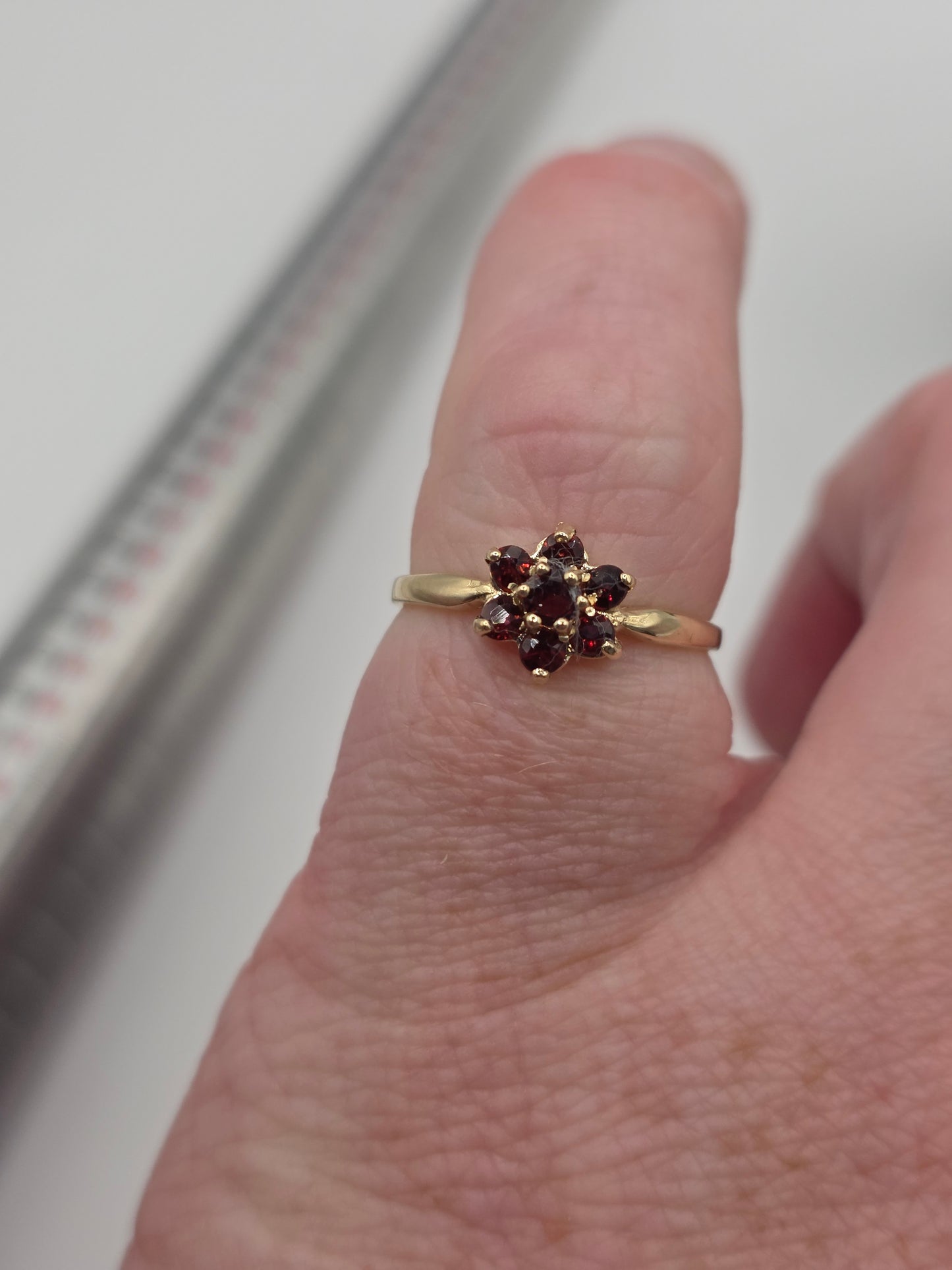 9ct gold garnet cluster ring