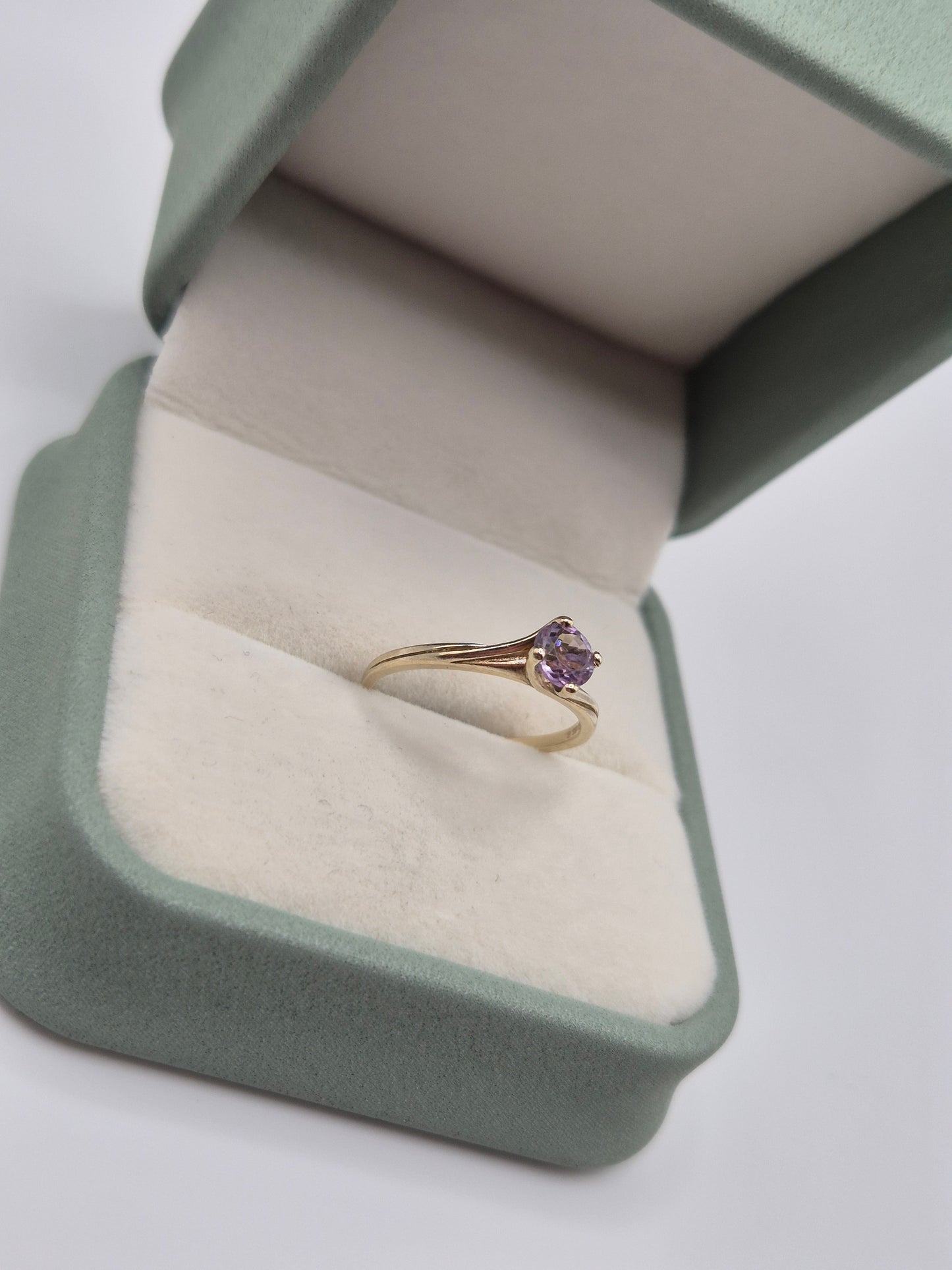 9ct gold pale amethyst ring