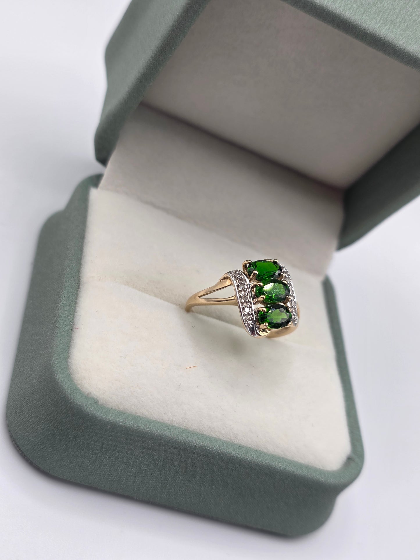 9ct gold diopside and diamond ring