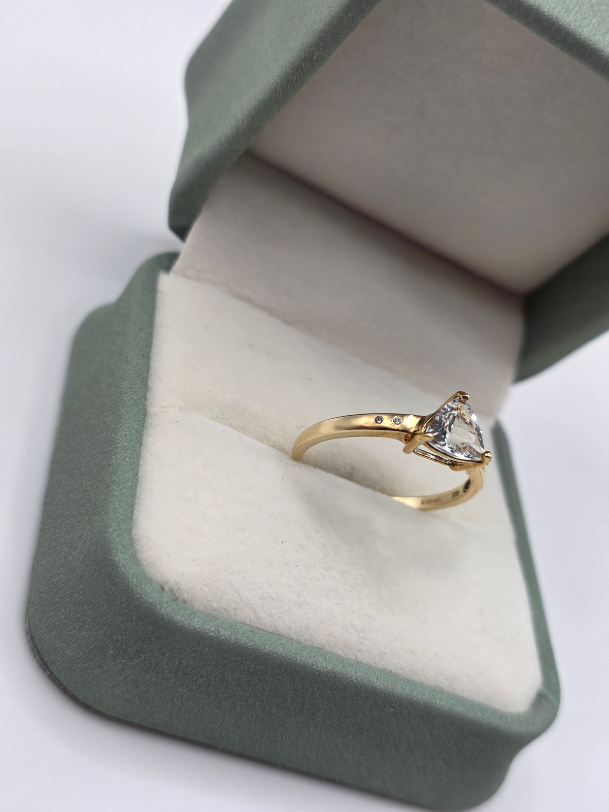 9ct gold zircon ring