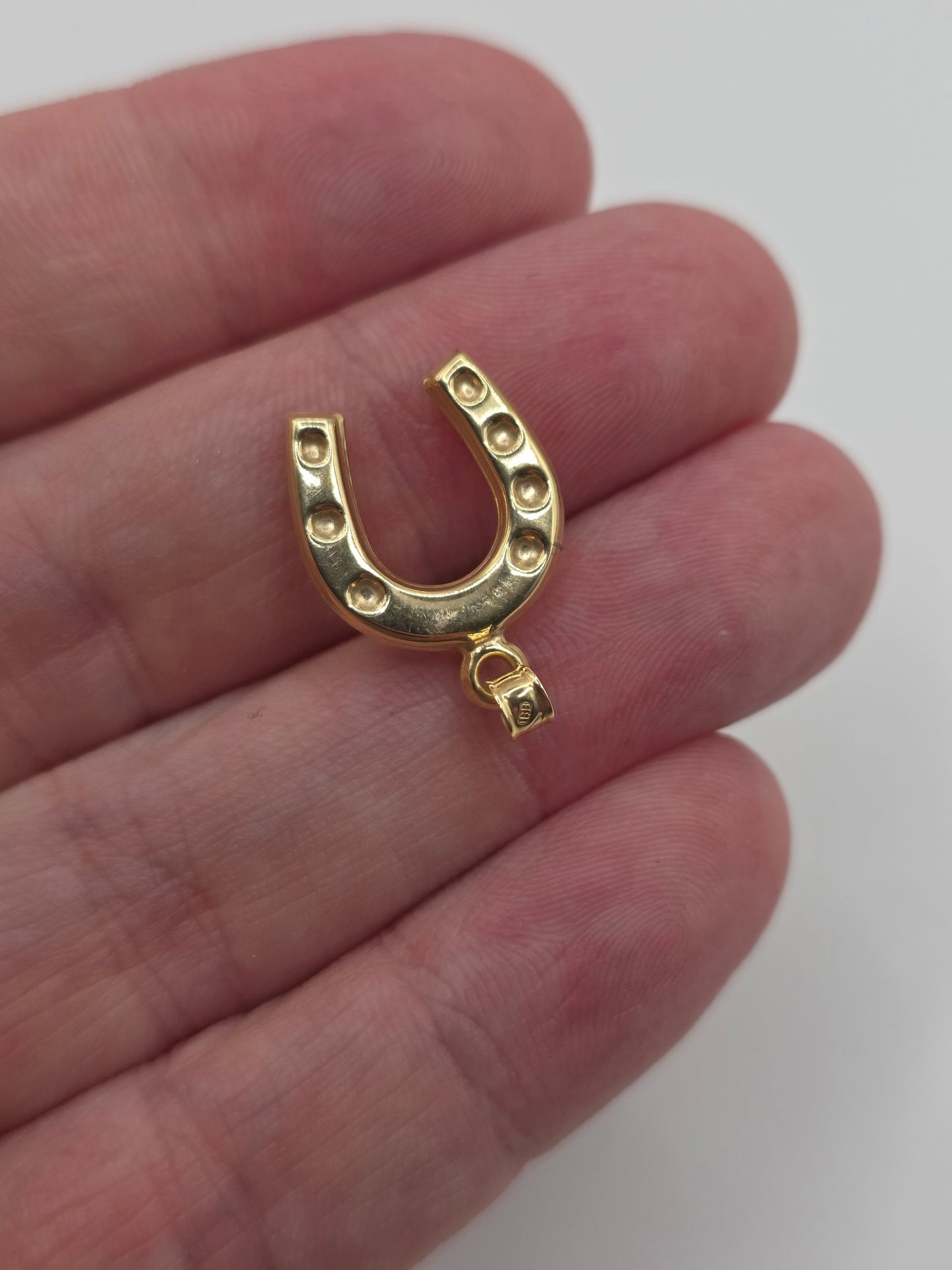 9ct gold horseshoe pendant