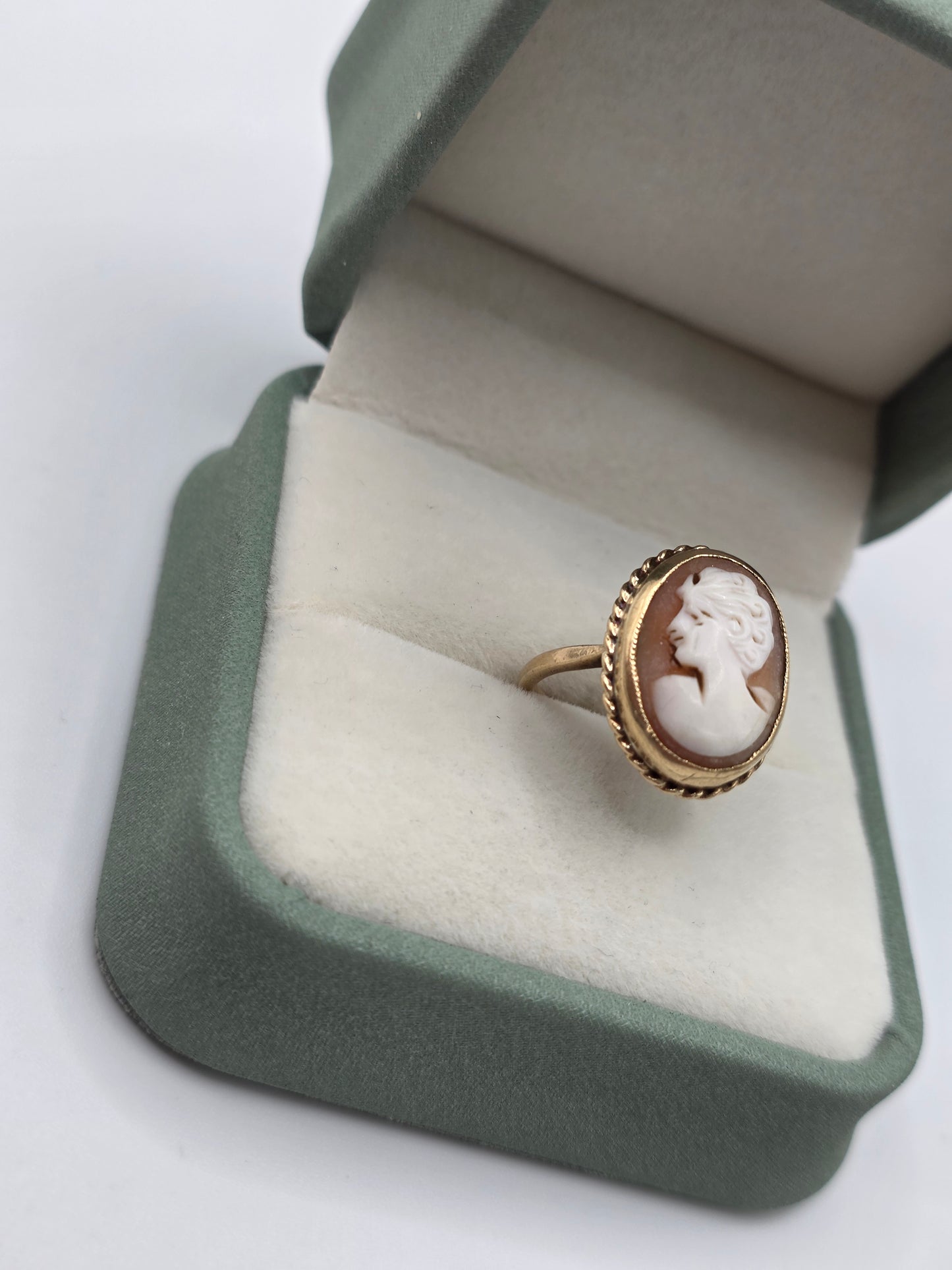 Vintage 9ct gold cameo ring