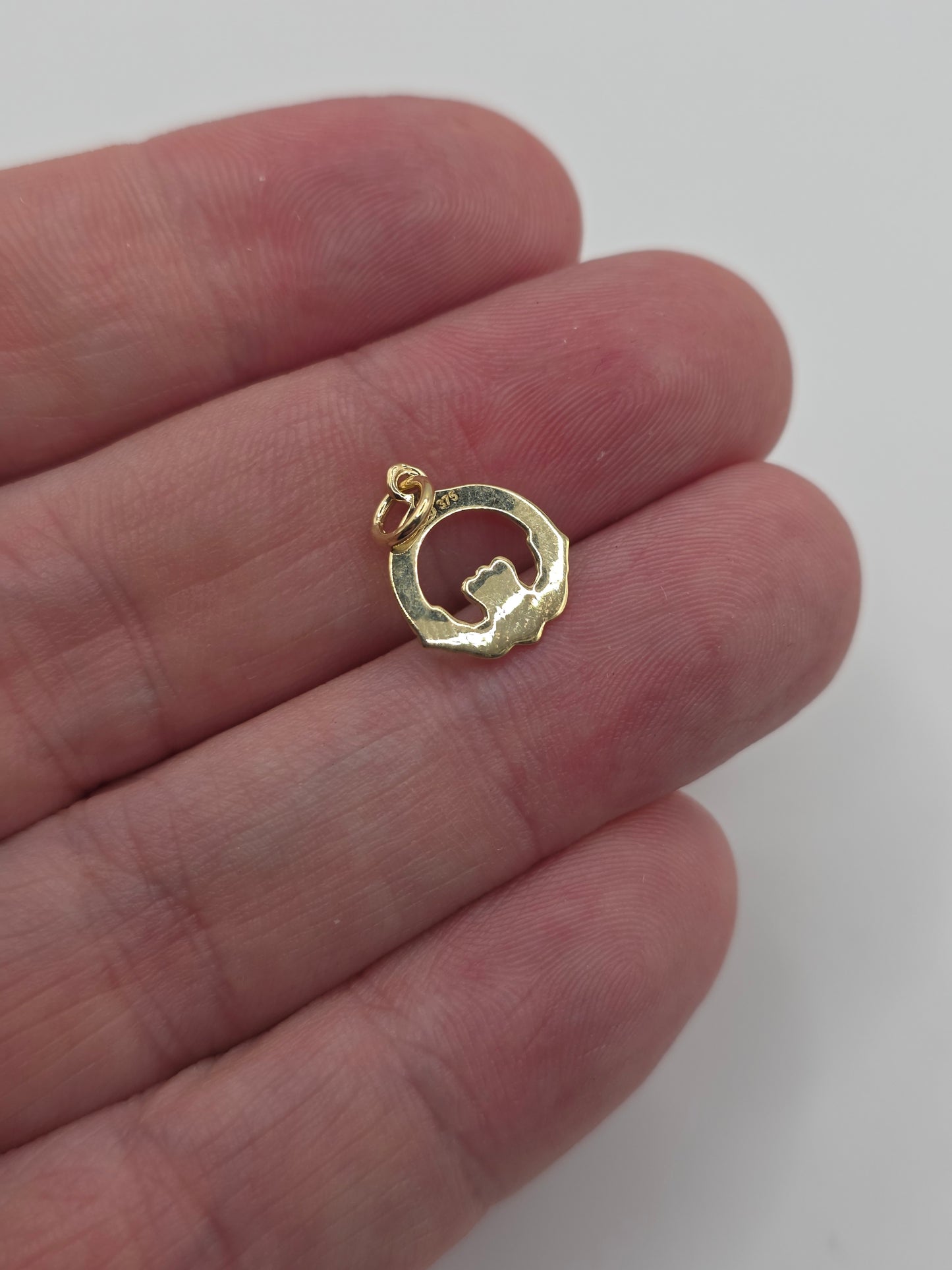 9ct gold claddagh charm
