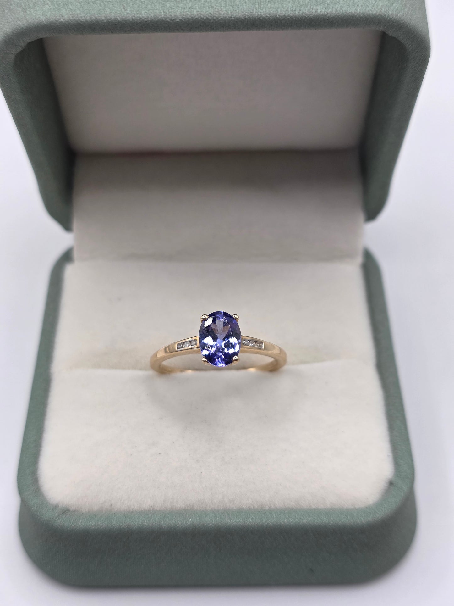 9ct gold tanzanite and diamond ring