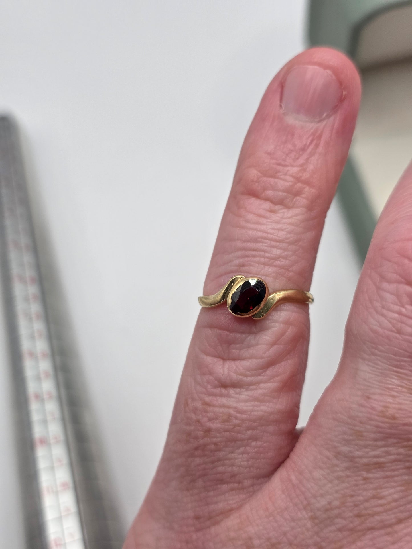 9ct gold garnet ring