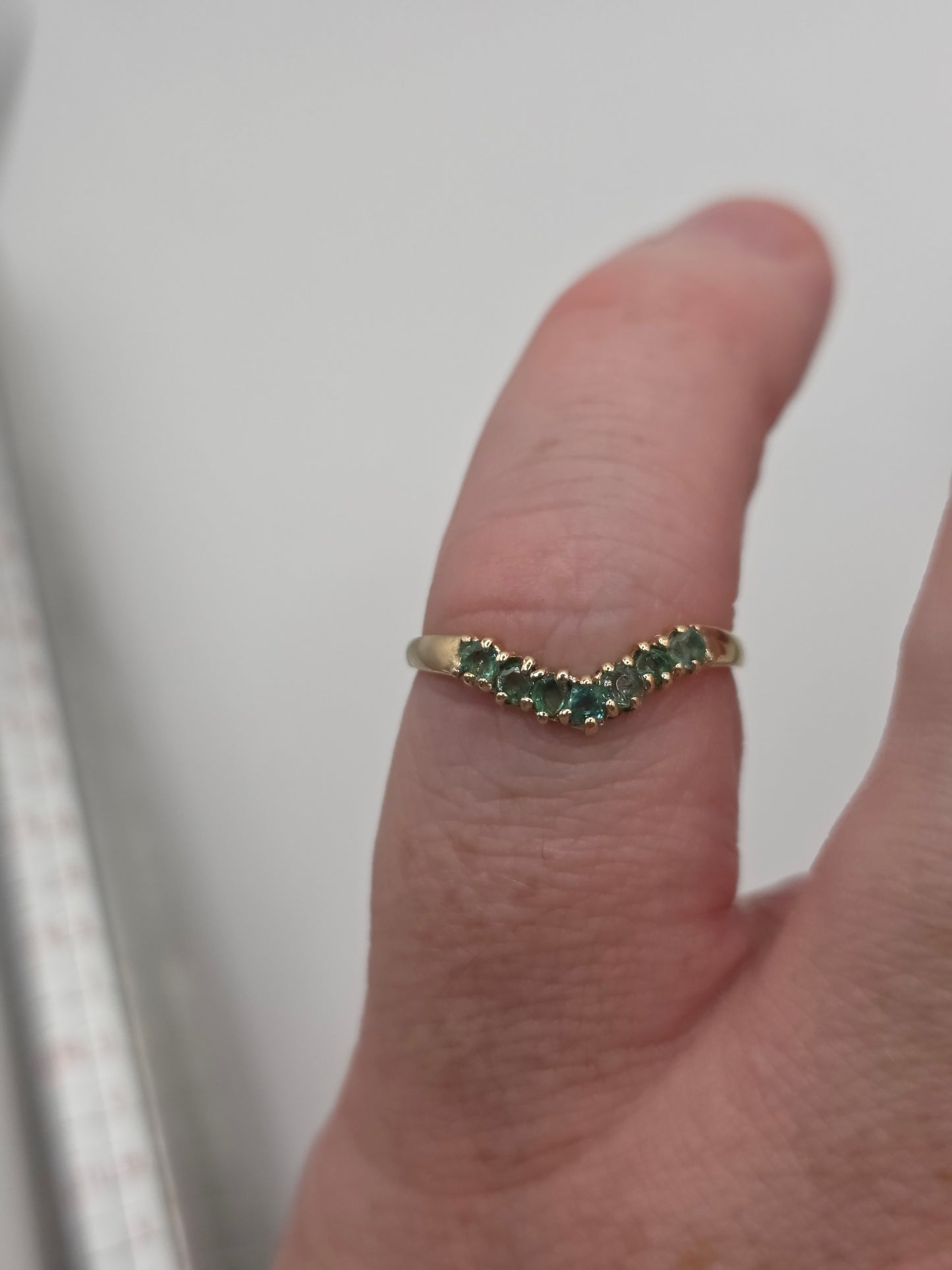 9ct gold emerald wishbone ring