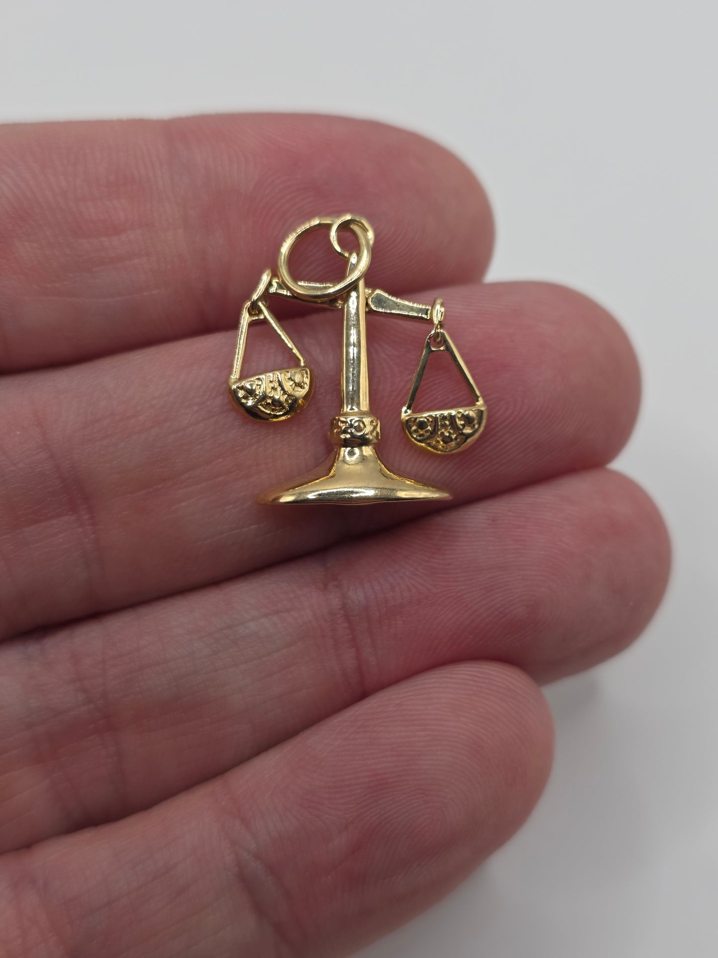 9ct gold zodiac pendant