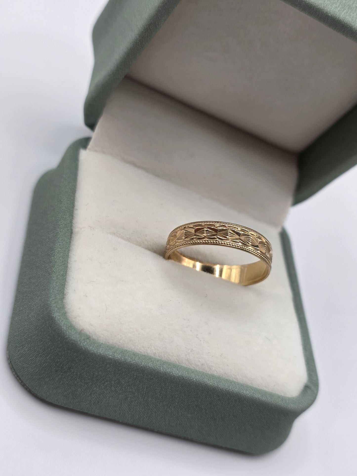 9ct gold patterned band ring