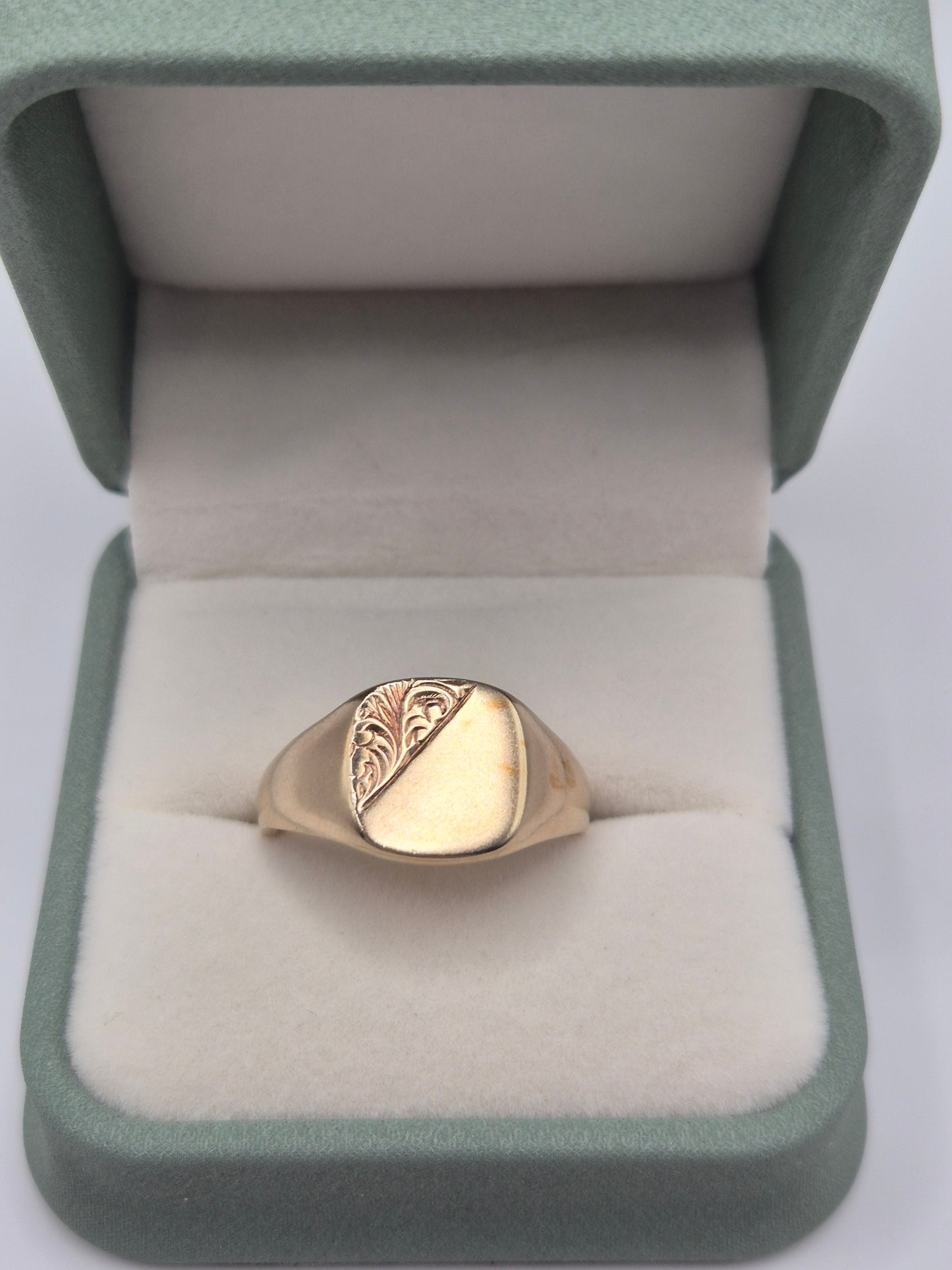 Heavy 9ct gold signet ring