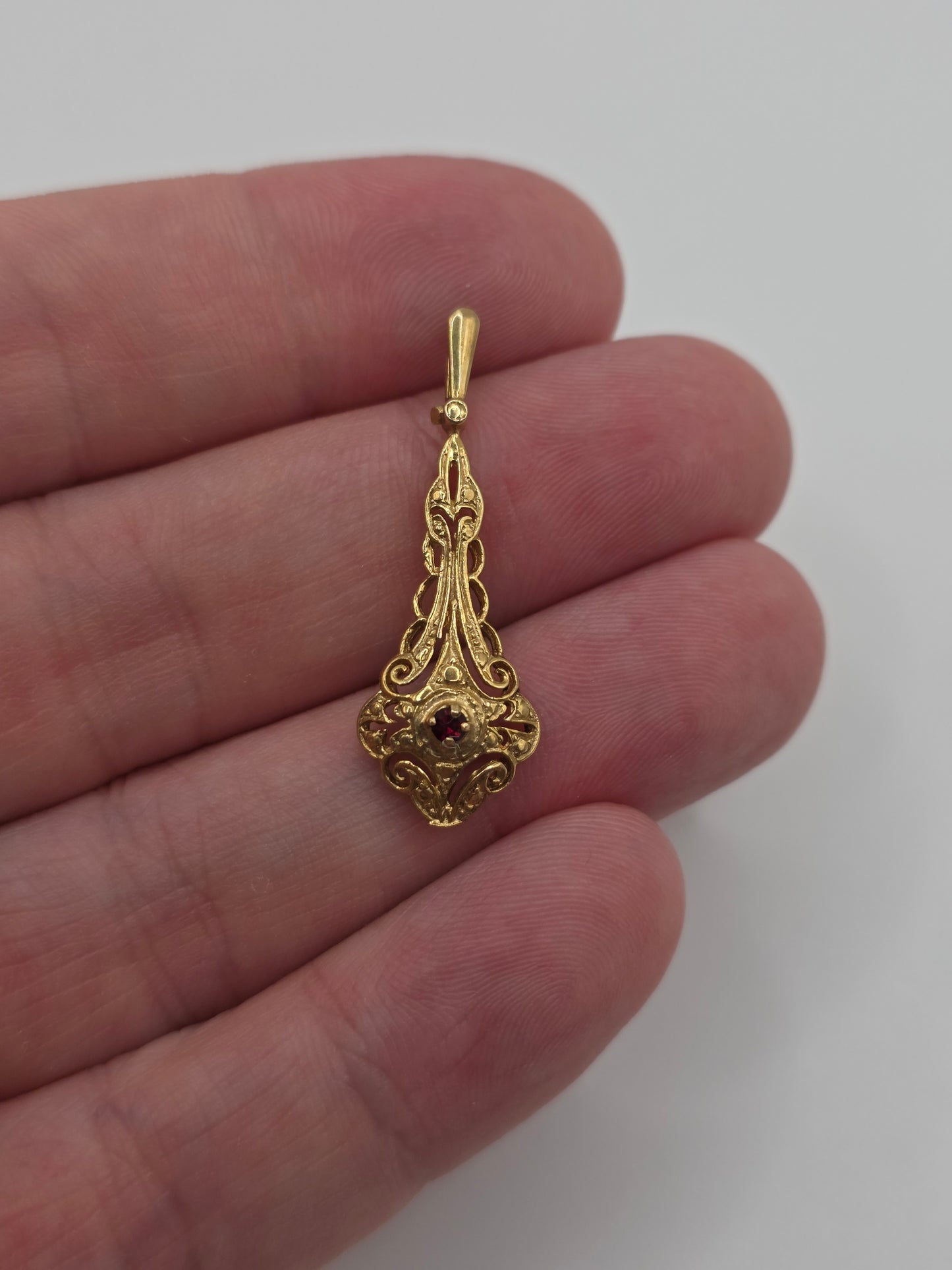 9ct gold garnet pendant