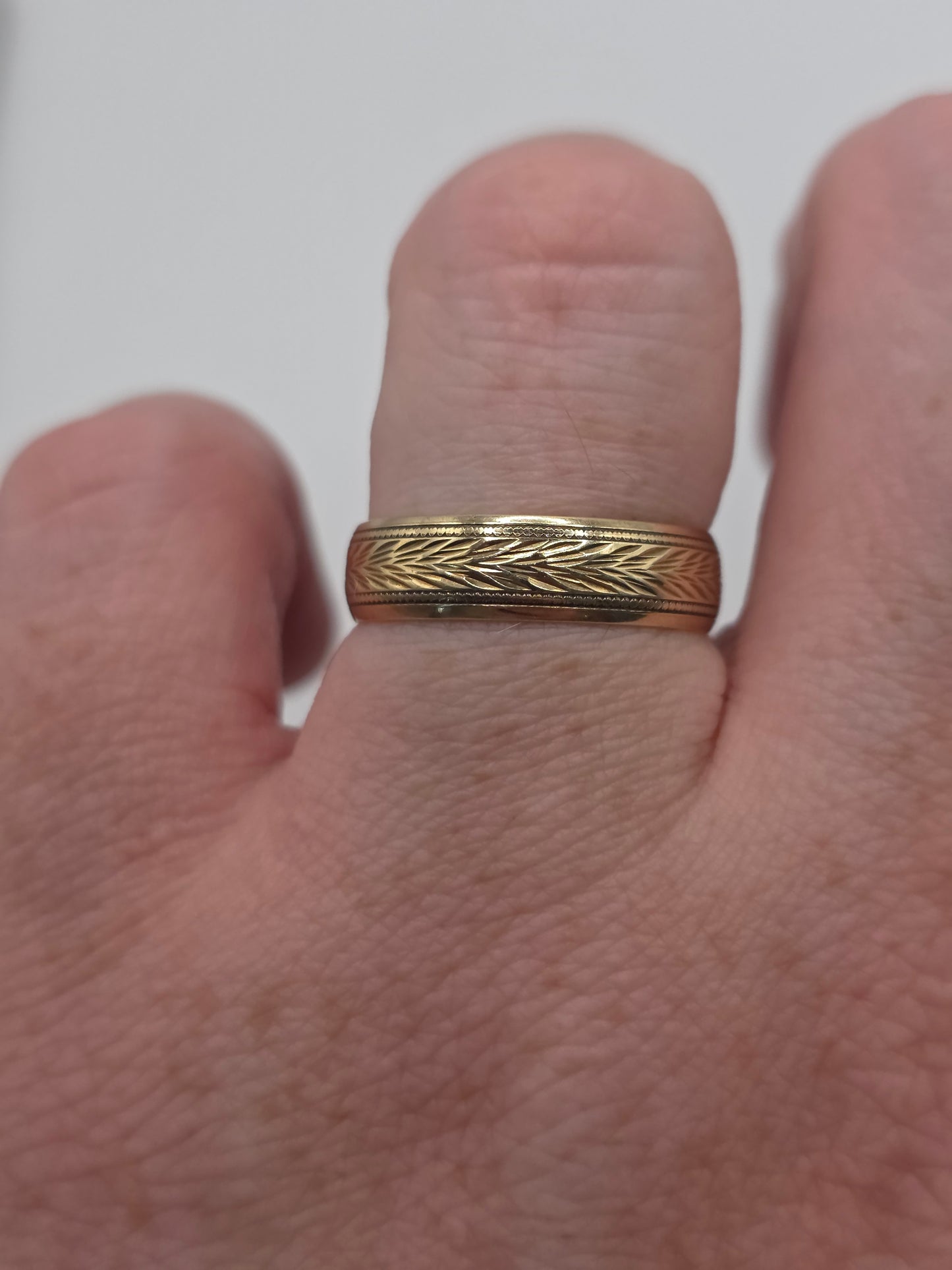 9ct gold patterned band ring